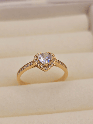 Anillo medio cintillo corazón circones 2.2 grs Oro 18k