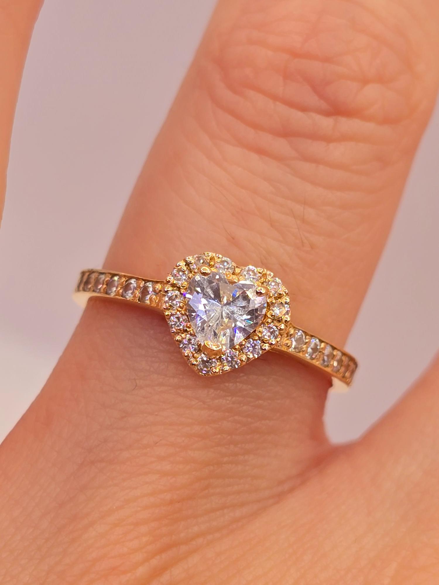 Anillo medio cintillo corazón circones 2.2 grs Oro 18k 1