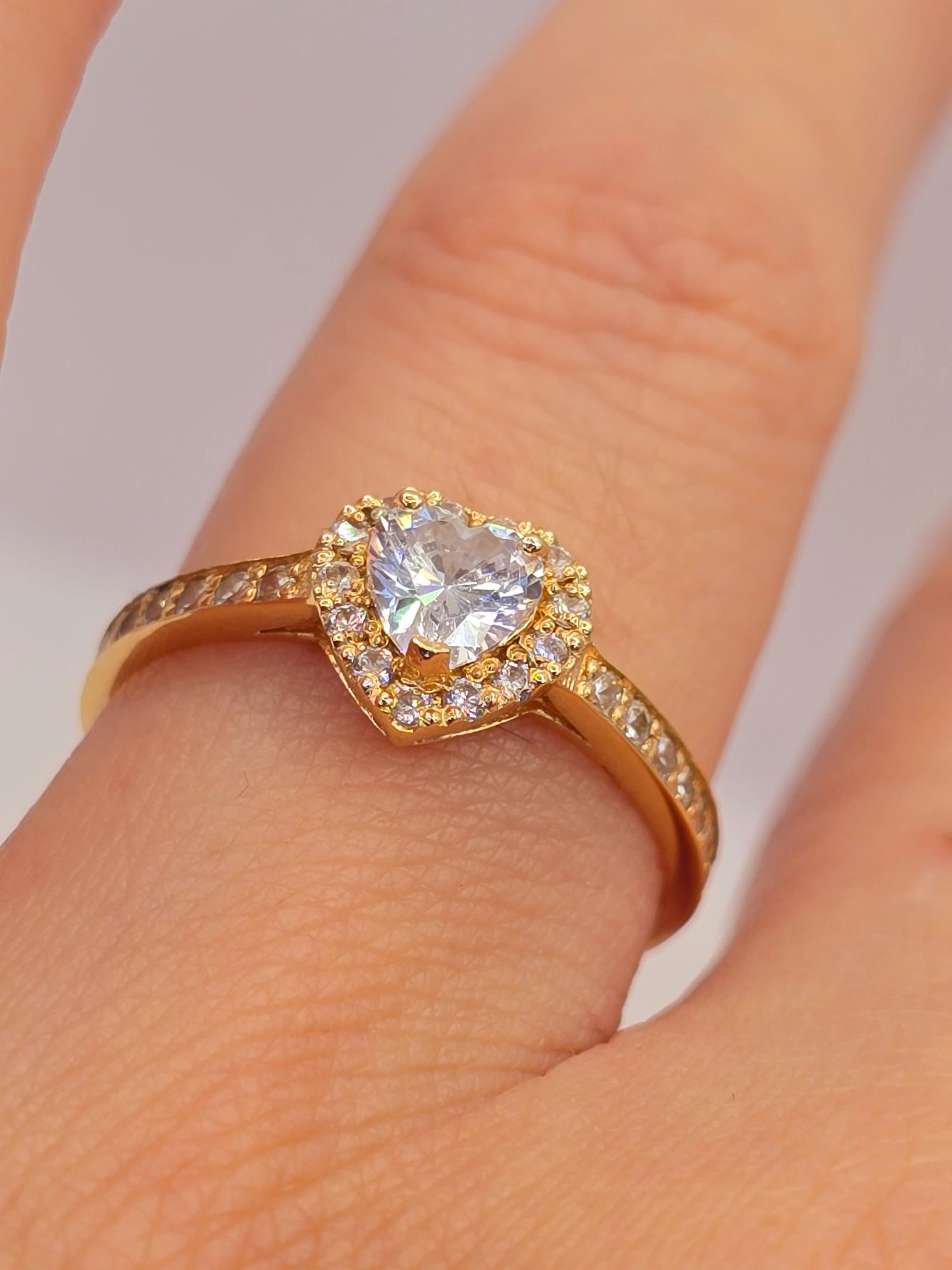 Anillo medio cintillo corazón circones 2.2 grs Oro 18k 6