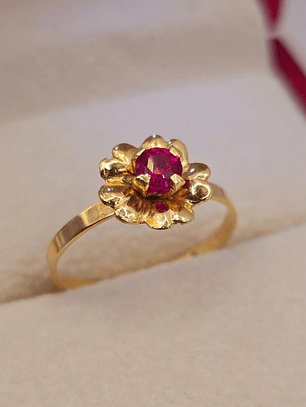 Anillo flor rubí 1.5 grs Oro 18k