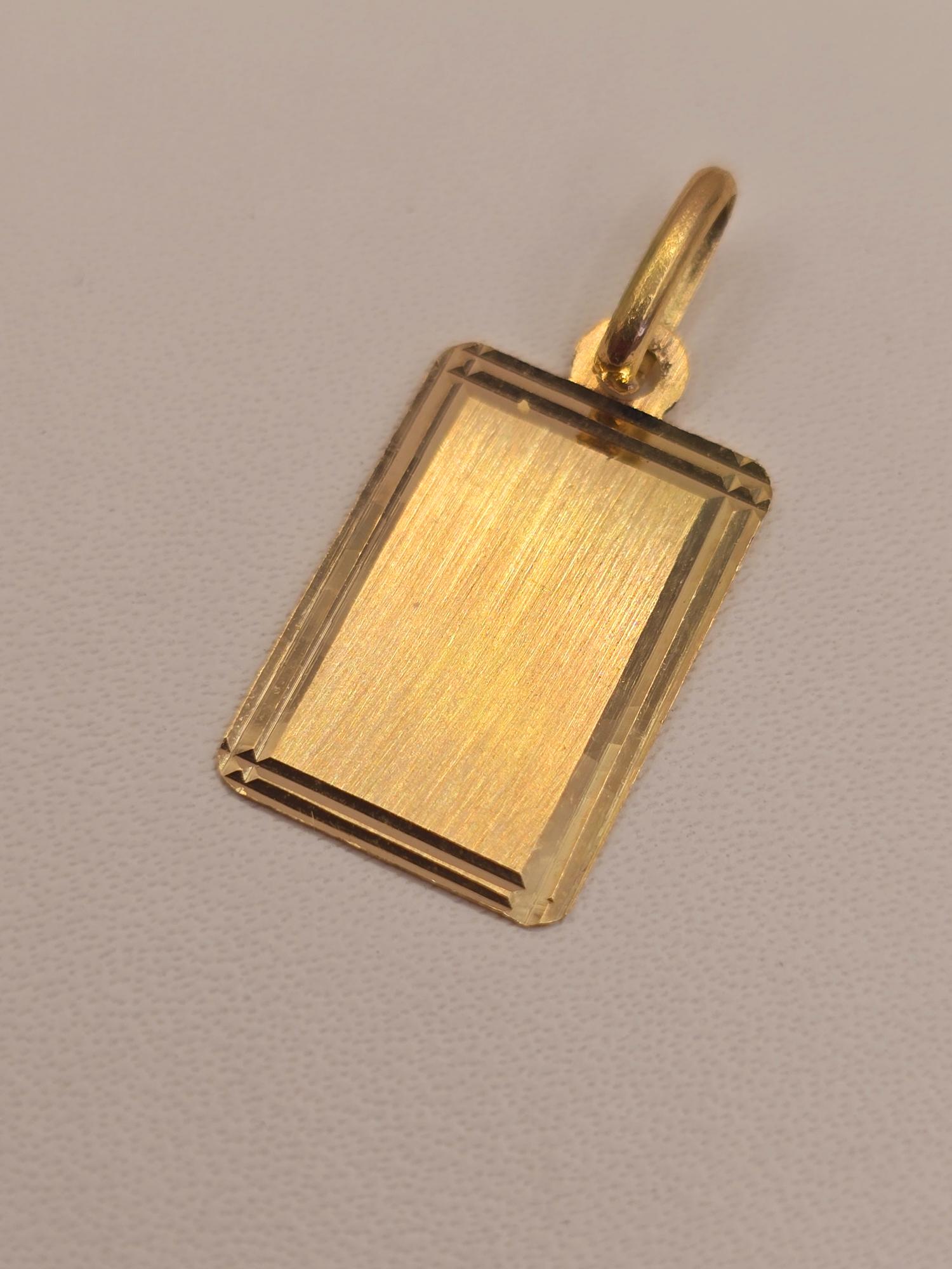 Colgante placa borde bisel 2.4 cm 1.1 grs Oro 18k 2