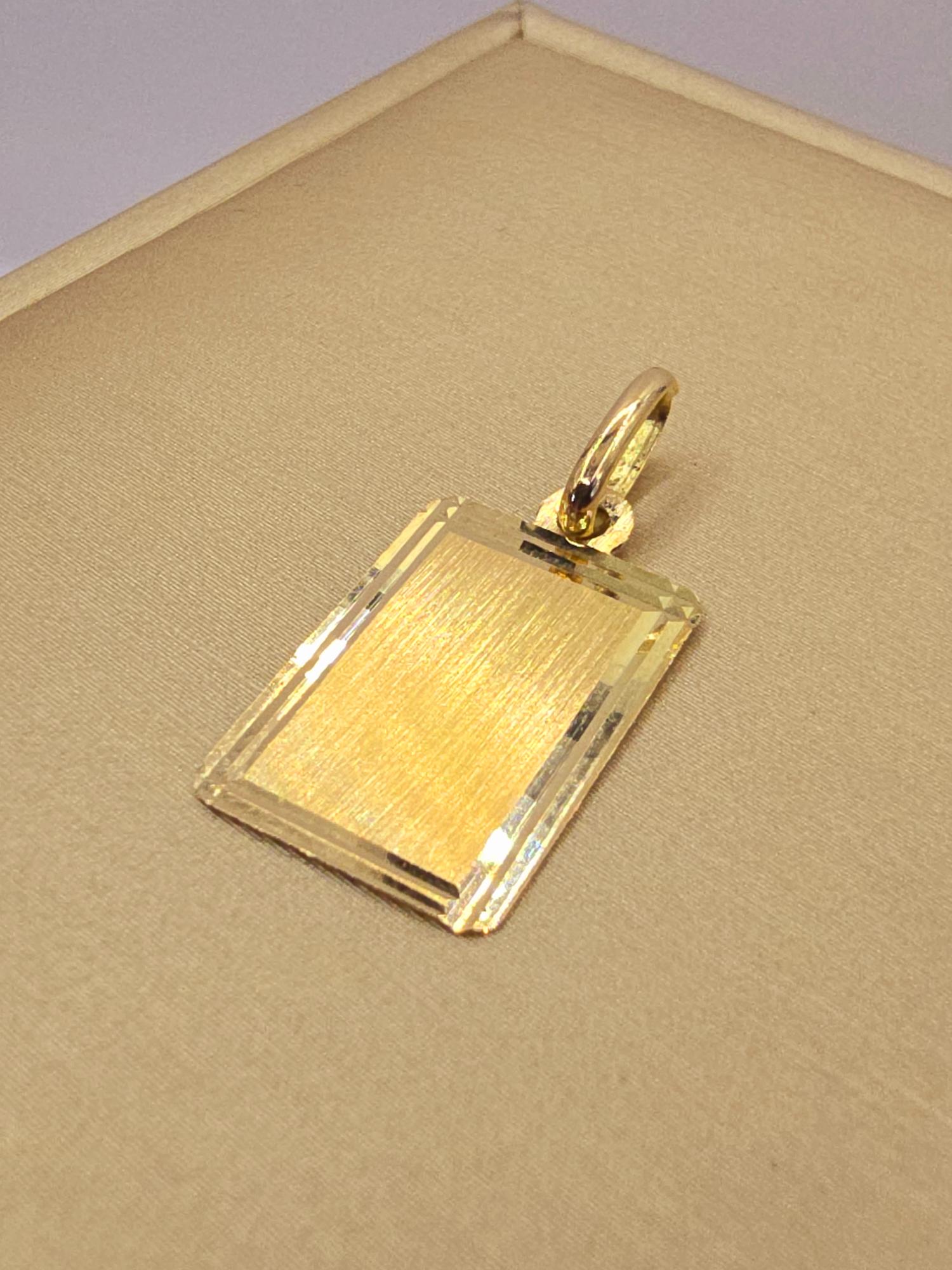 Colgante placa borde bisel 2.4 cm 1.1 grs Oro 18k 1