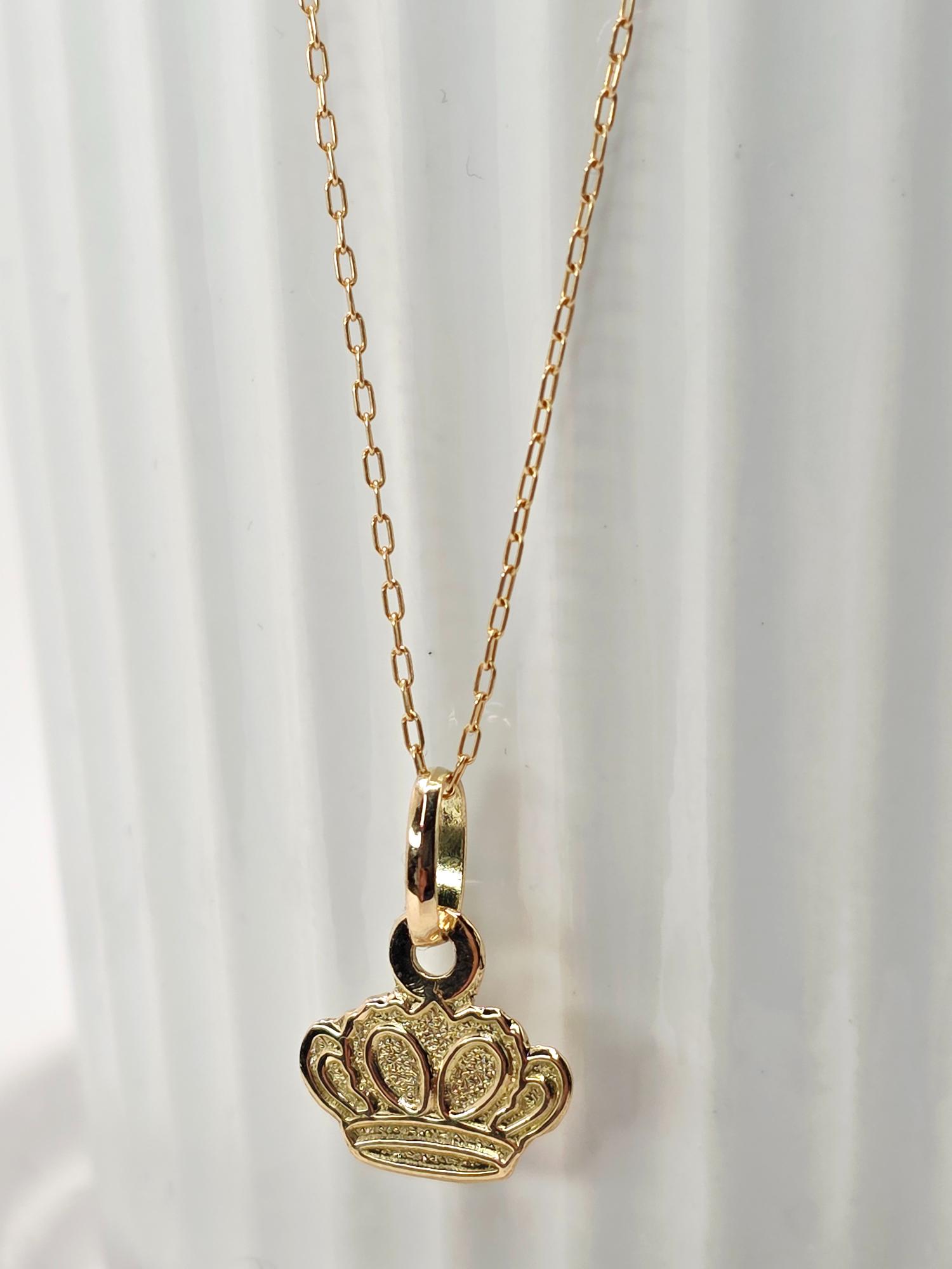 Cadena limada 50 cm y colgante corona 1.7 cm 2 grs Oro 18k 4