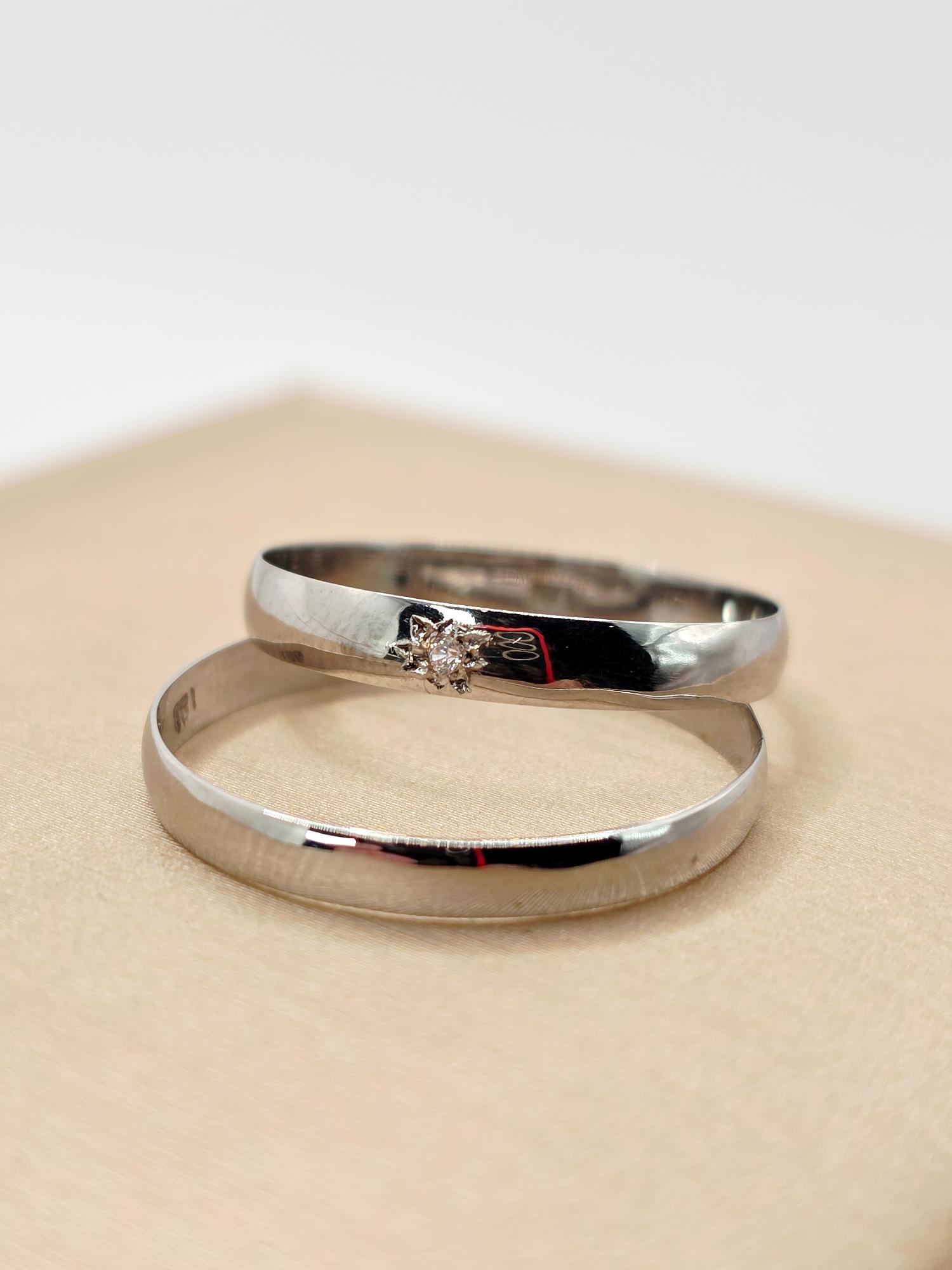 Argollas media caña y circon 3 mm 3 grs Oro blanco 18k 2