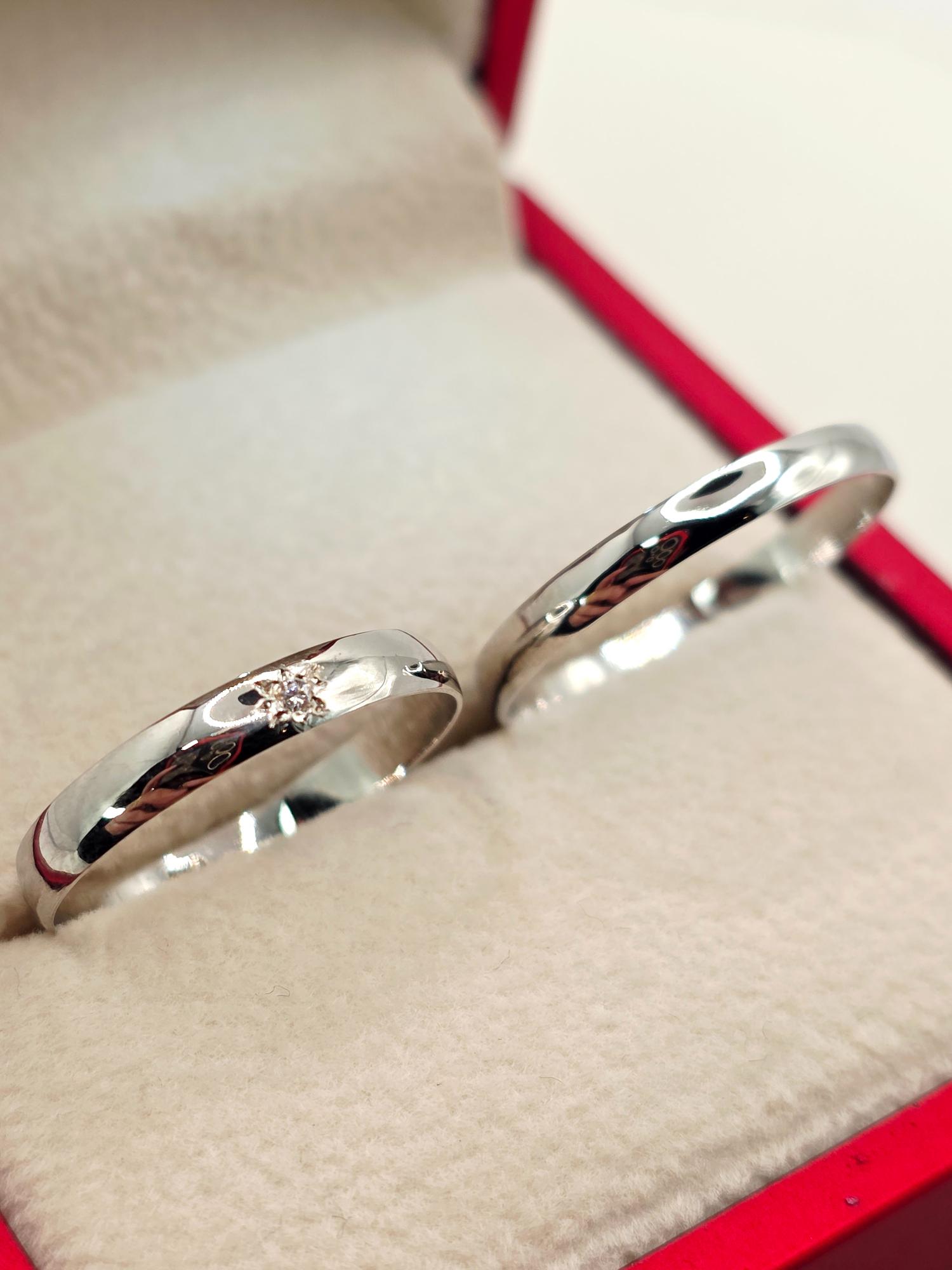 Argollas media caña y circon 3 mm 3 grs Oro blanco 18k 3