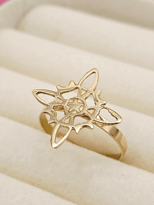 Anillo nudo de bruja silueta 1.8 grs Oro 18k