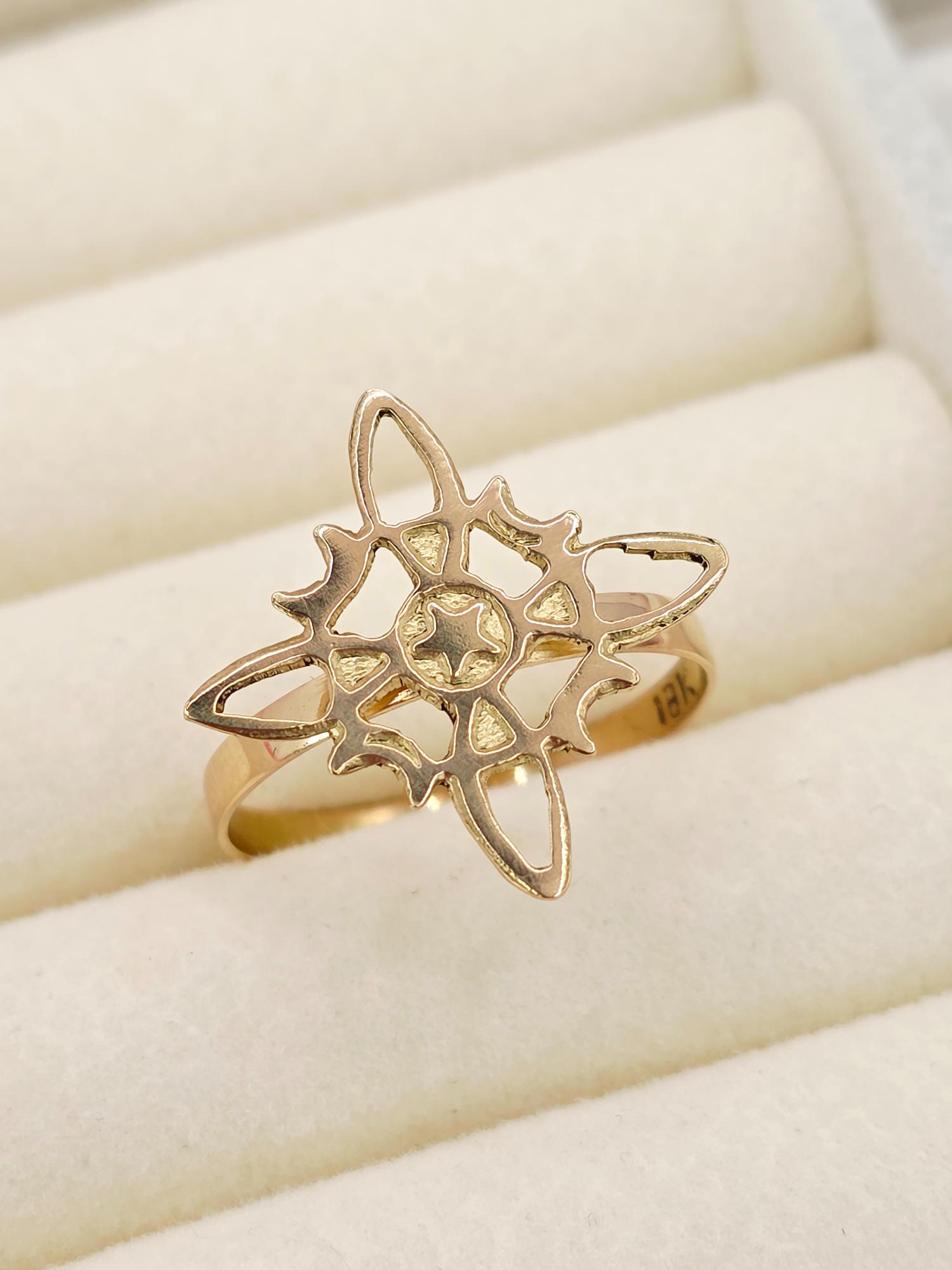 Anillo nudo de bruja silueta 1.8 grs Oro 18k 1