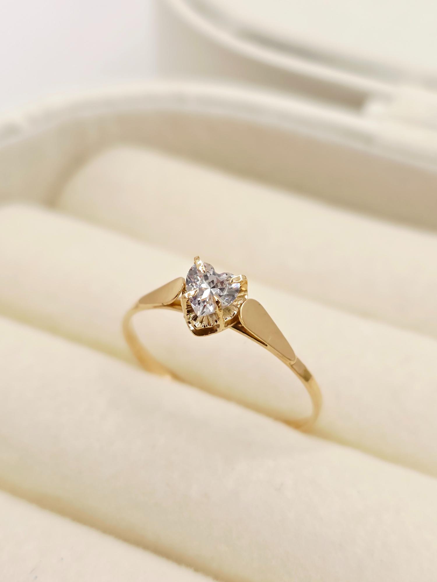 Anillo chatón corazón circón 1.1 grs Oro 18k 1