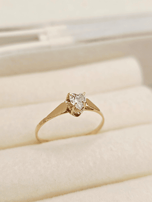 Anillo chatón corazón circón 1.1 grs Oro 18k