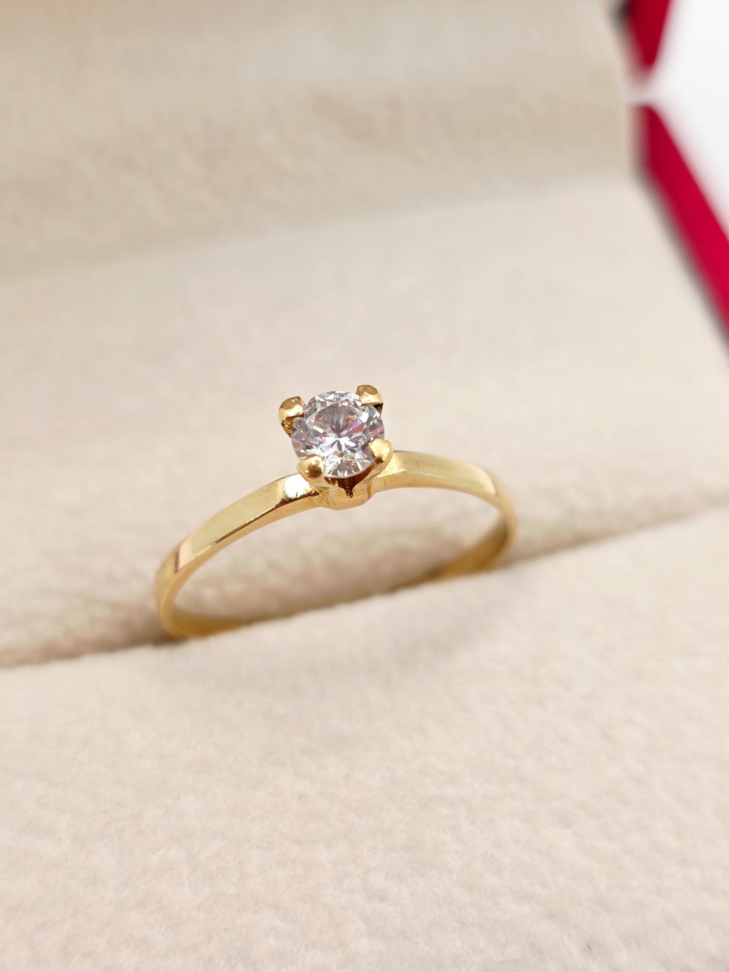 Anillo solitario Circón 1.6 grs Oro 18k  1