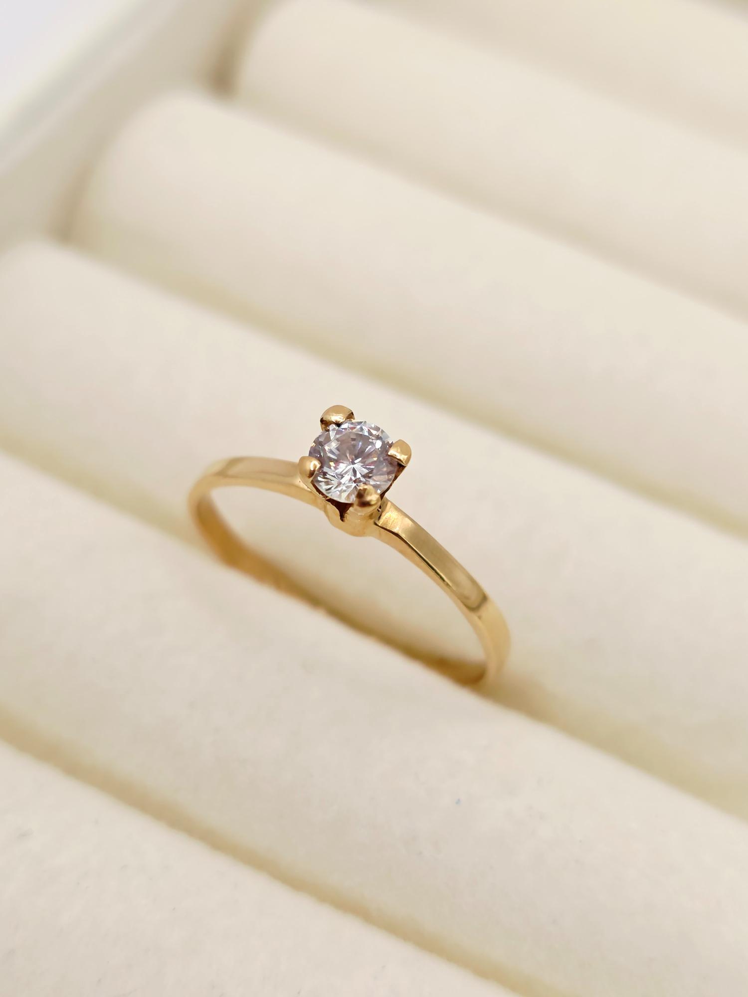 Anillo solitario Circón 1.6 grs Oro 18k  4