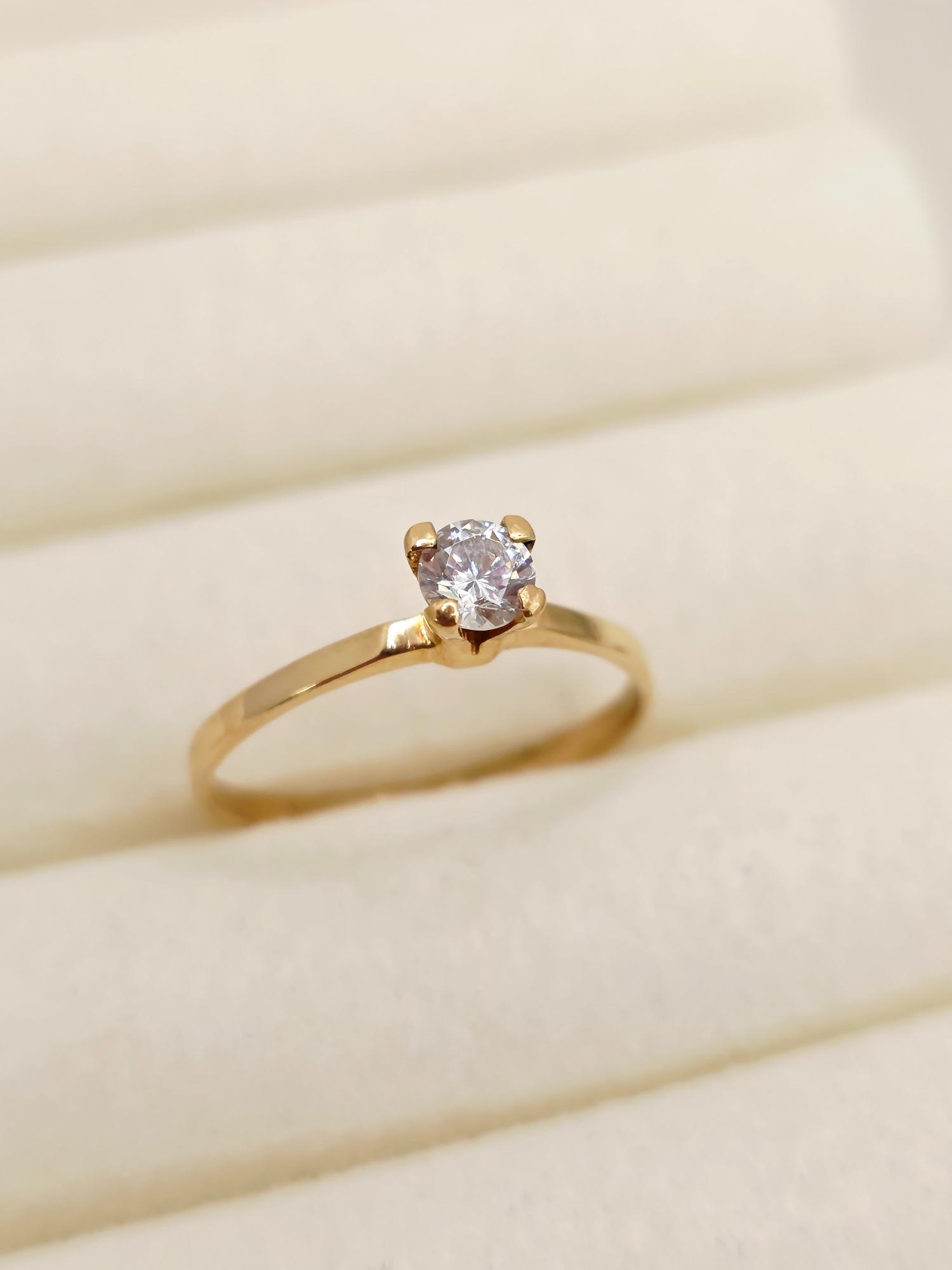 Anillo solitario Circón 1.6 grs Oro 18k  5