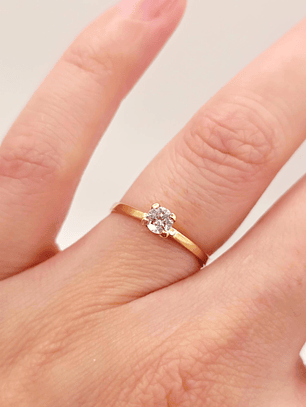 Anillo solitario Circón 1.6 grs Oro 18k 