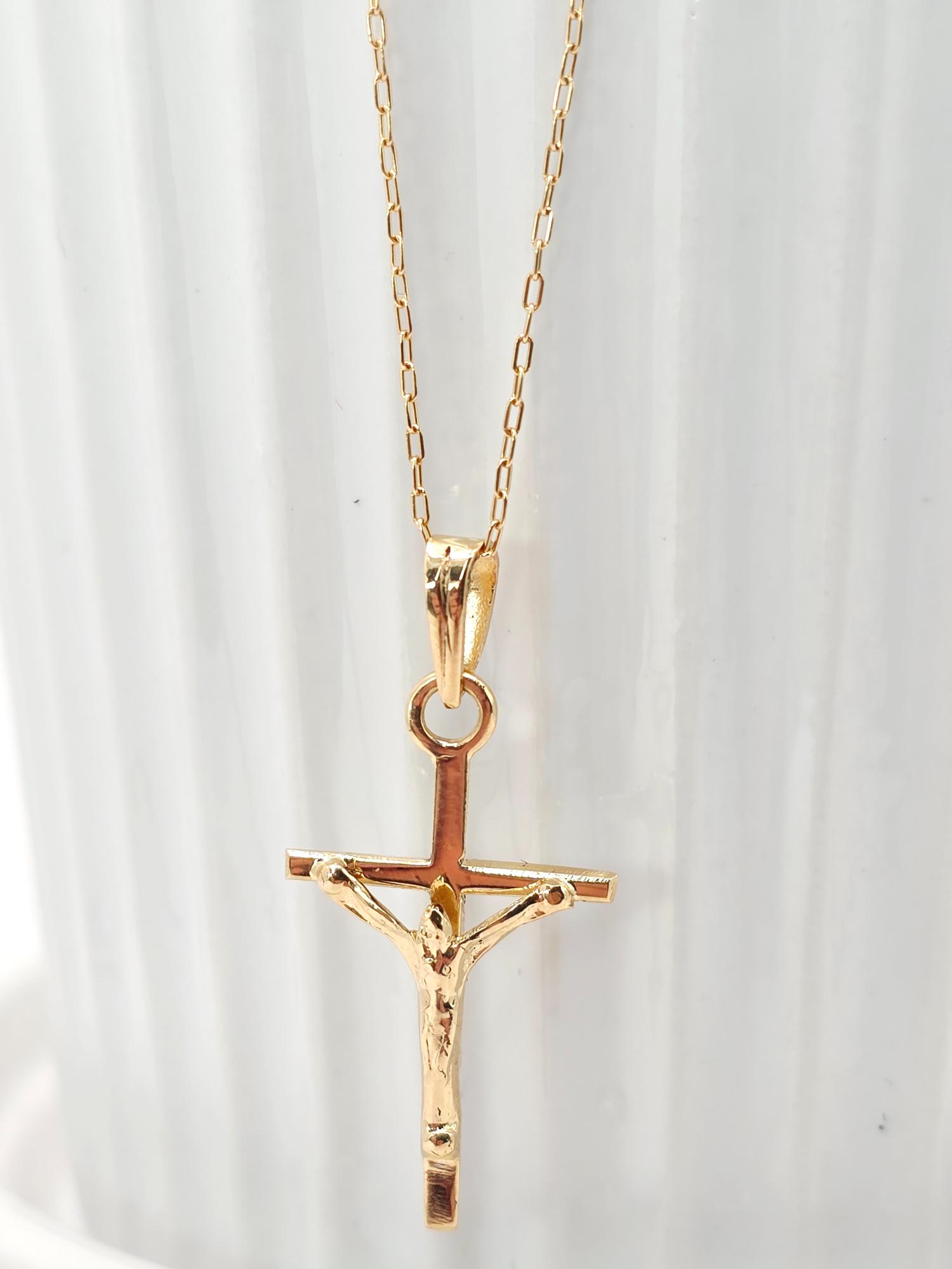 Cadena limada 50 cm y cruz cristo 3 cm 2.5 grs Oro 18k 2