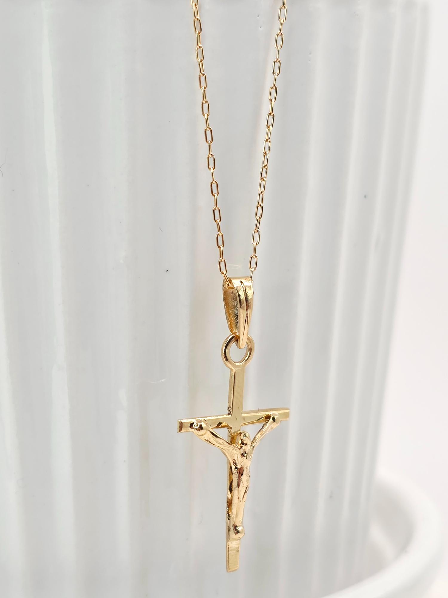 Cadena limada 50 cm y cruz cristo 3 cm 2.5 grs Oro 18k 3