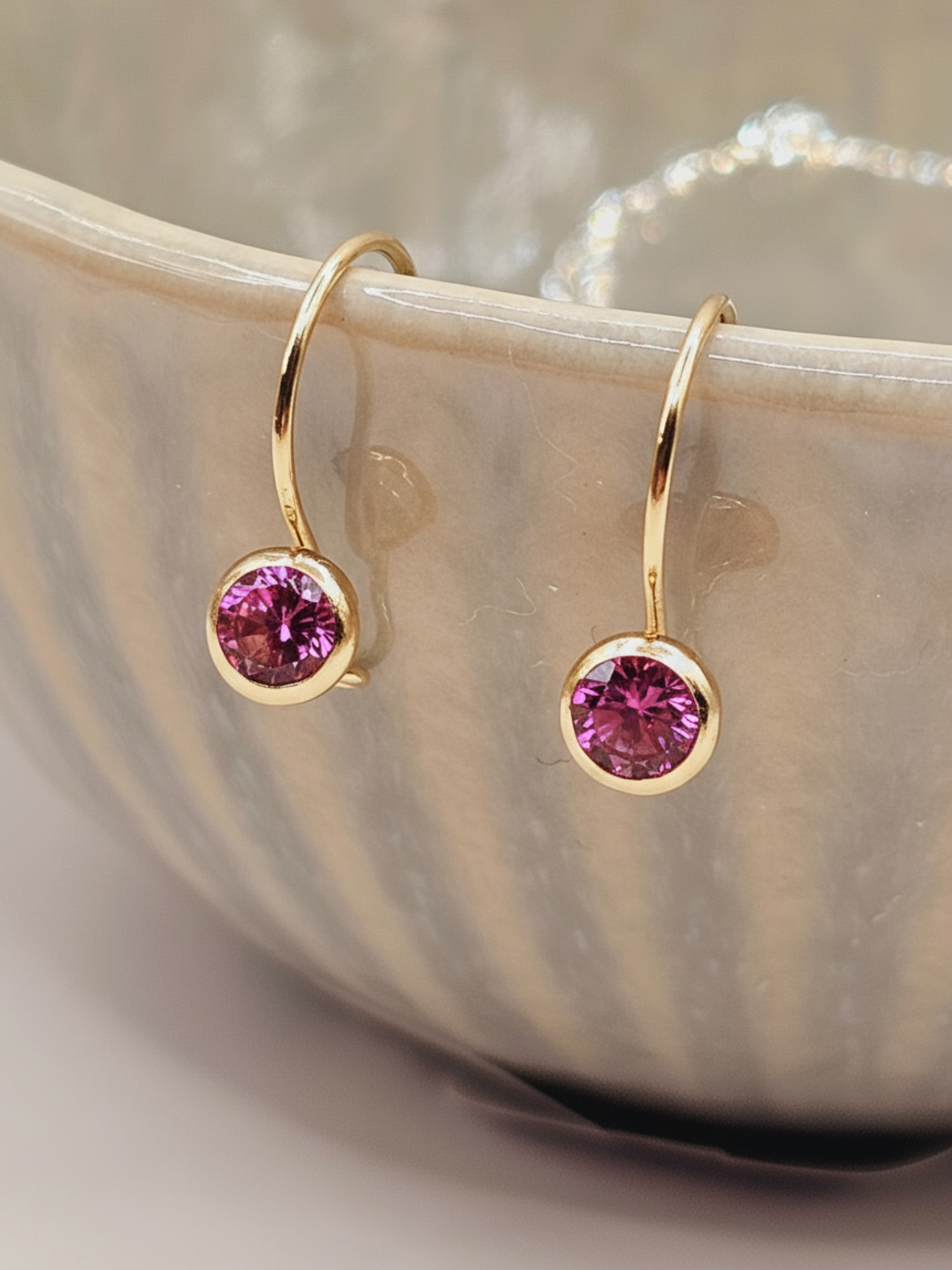 Aros punto de luz rosa de francia con gancho 1.6 cm 1.1 grs Oro 18k 2