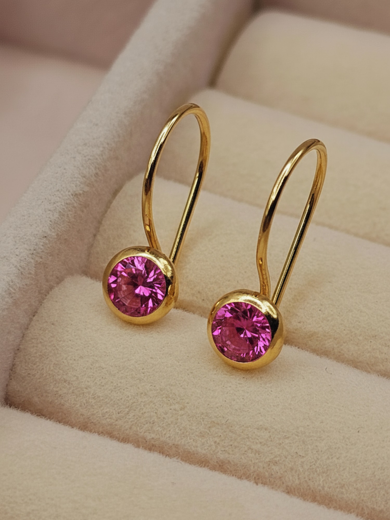 Aros punto de luz rosa de francia con gancho 1.6 cm 1.1 grs Oro 18k 1