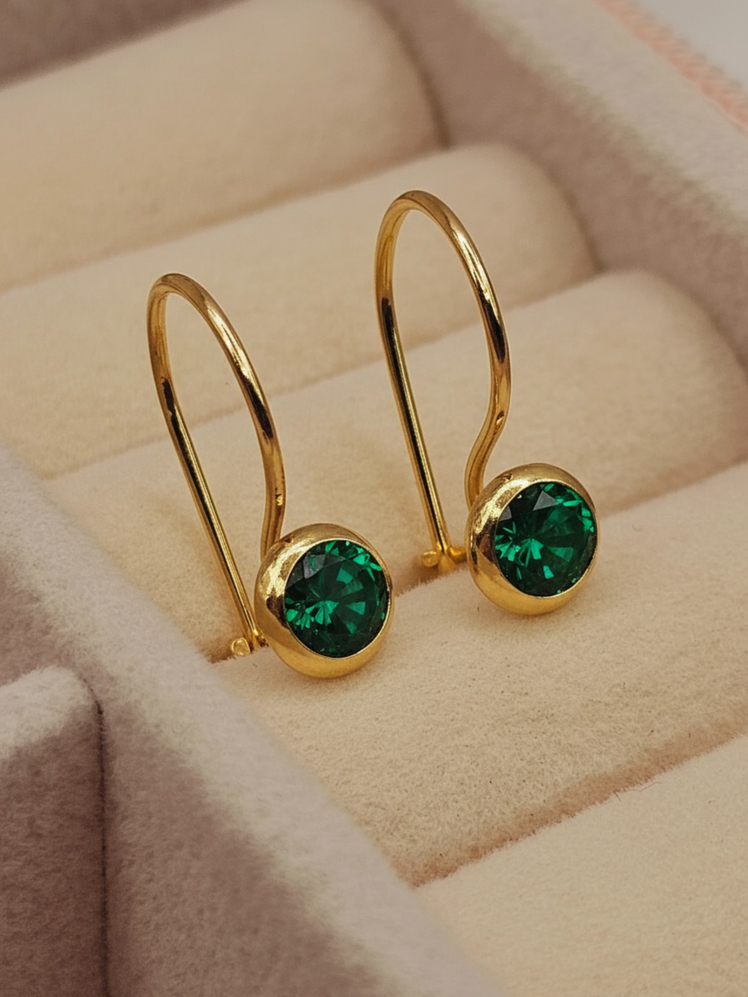 Aros punto de luz esmeralda con gancho 1.6 cm 1.1 grs Oro 18k 2