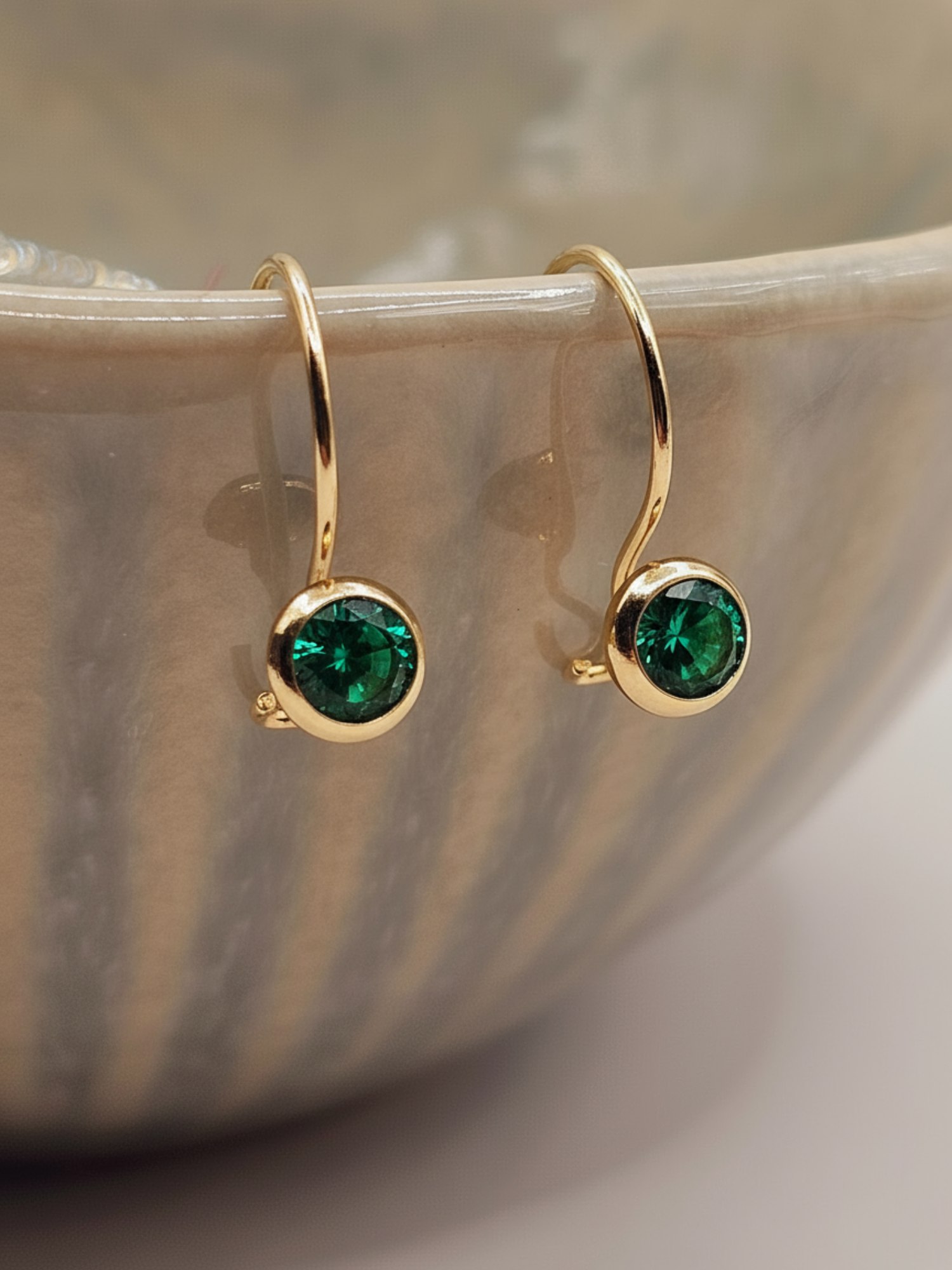 Aros punto de luz esmeralda con gancho 1.6 cm 1.1 grs Oro 18k 3