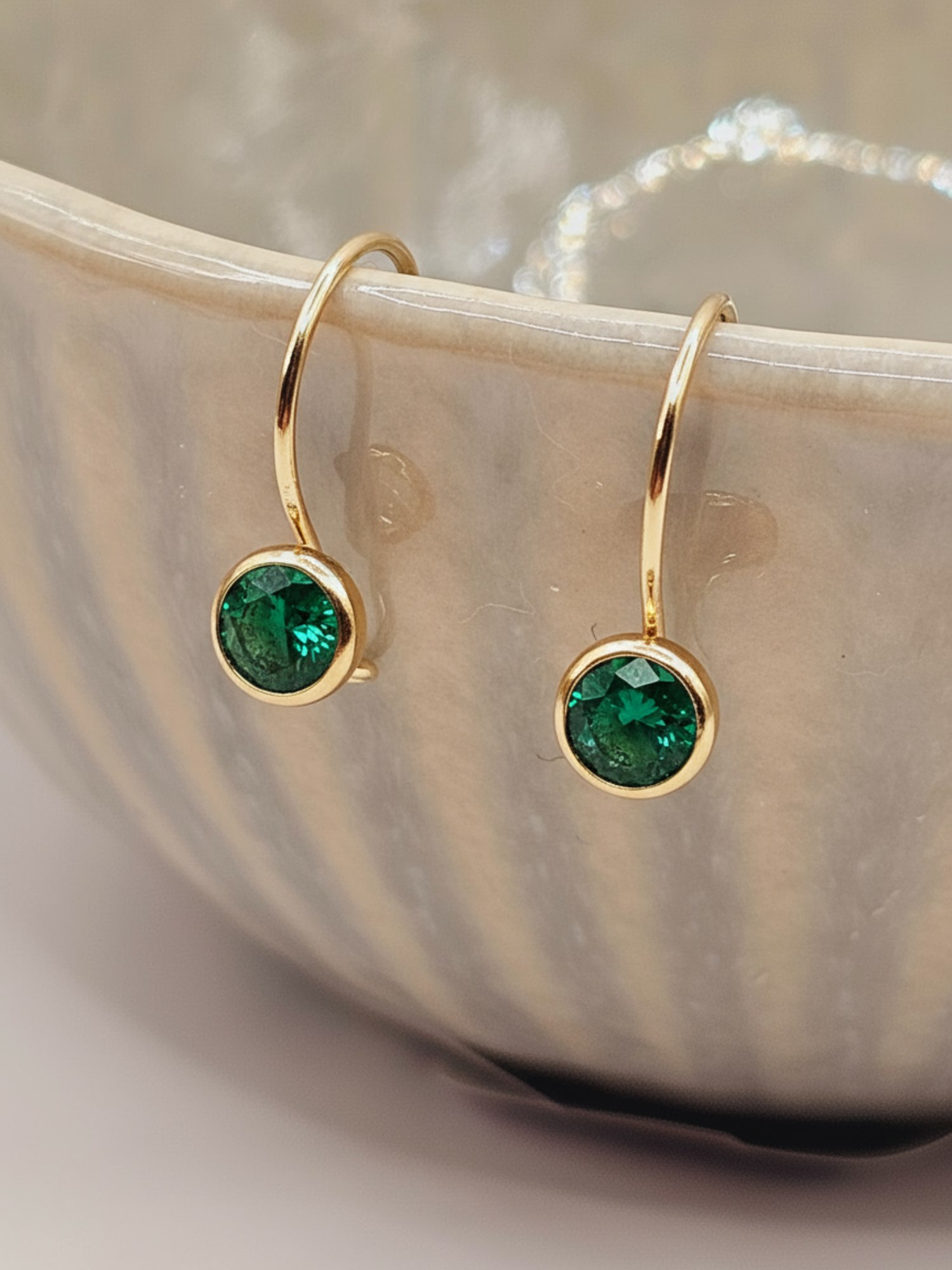 Aros punto de luz esmeralda con gancho 1.6 cm 1.1 grs Oro 18k 4