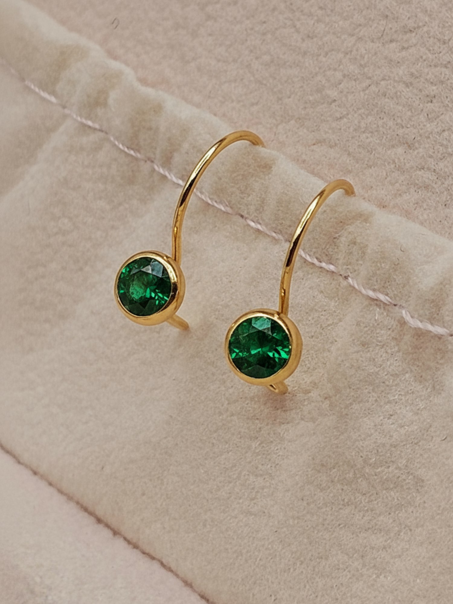 Aros punto de luz esmeralda con gancho 1.6 cm 1.1 grs Oro 18k 5