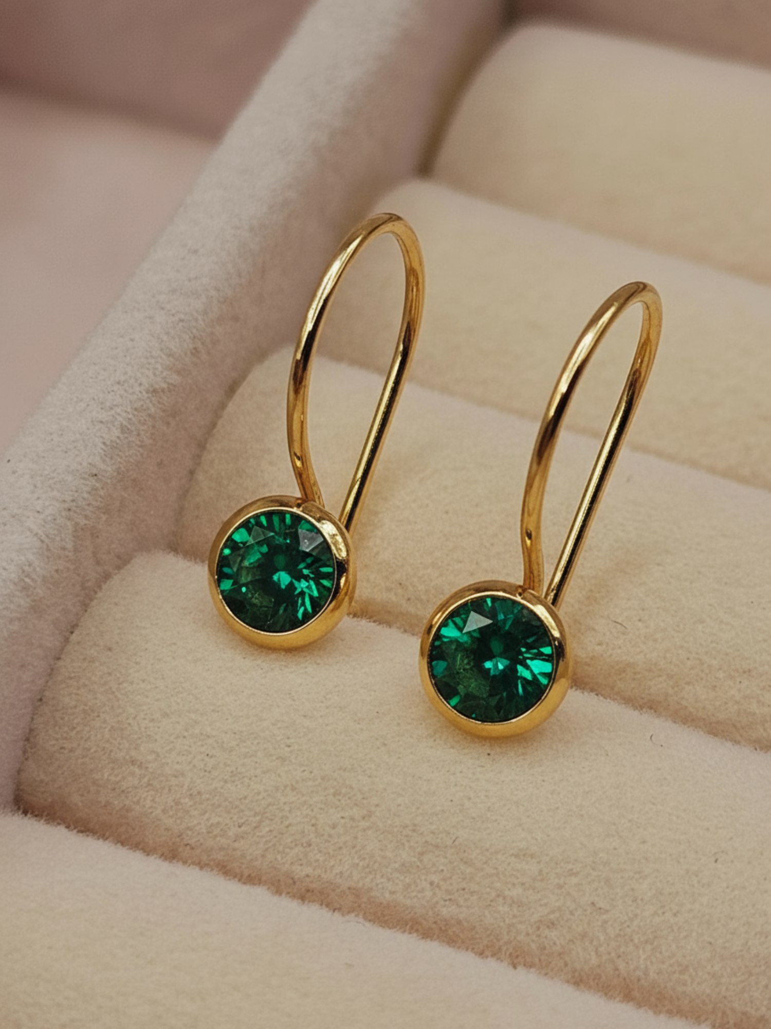 Aros punto de luz esmeralda con gancho 1.6 cm 1.1 grs Oro 18k 1