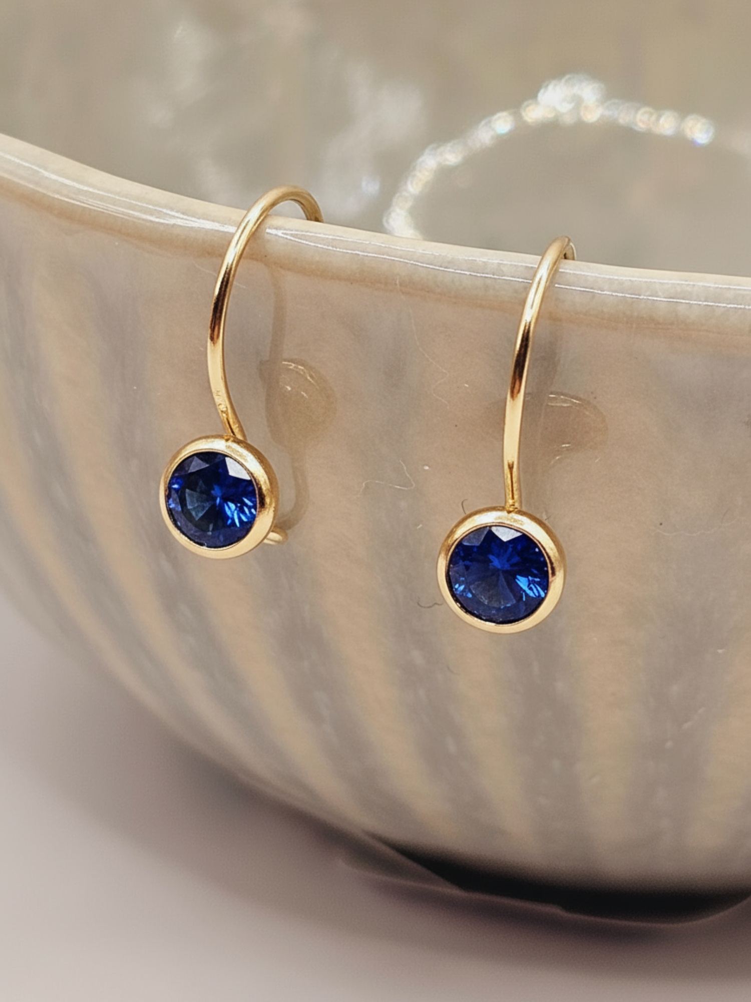 Aros punto de luz zafiro con gancho 1.6 cm 1.1 grs Oro 18k 1