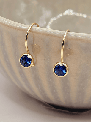 Aros punto de luz zafiro con gancho 1.6 cm 1.1 grs Oro 18k