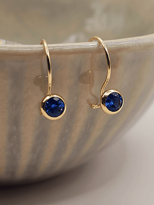 Aros punto de luz zafiro con gancho 1.6 cm 1.1 grs Oro 18k