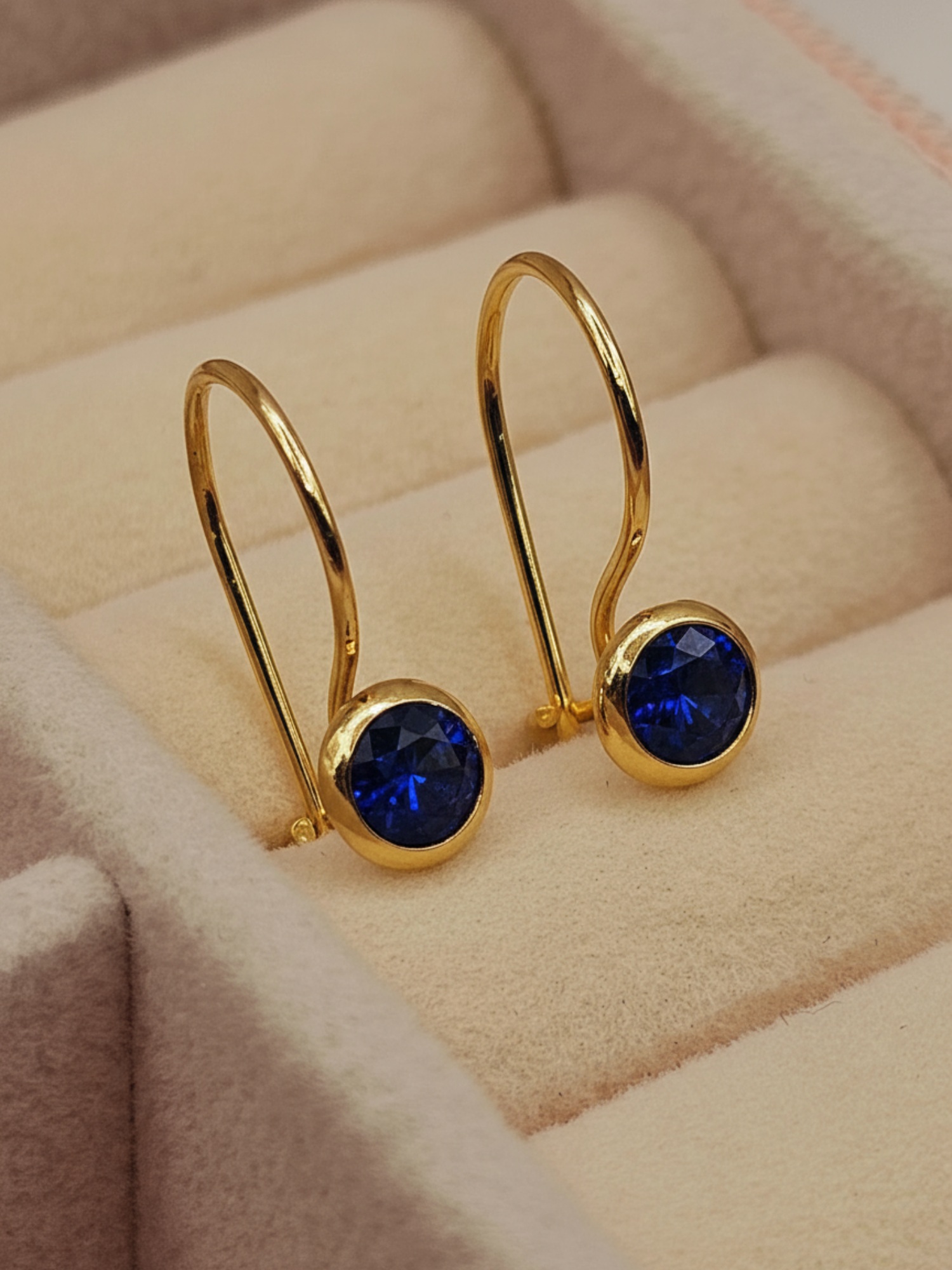 Aros punto de luz zafiro con gancho 1.6 cm 1.1 grs Oro 18k 3