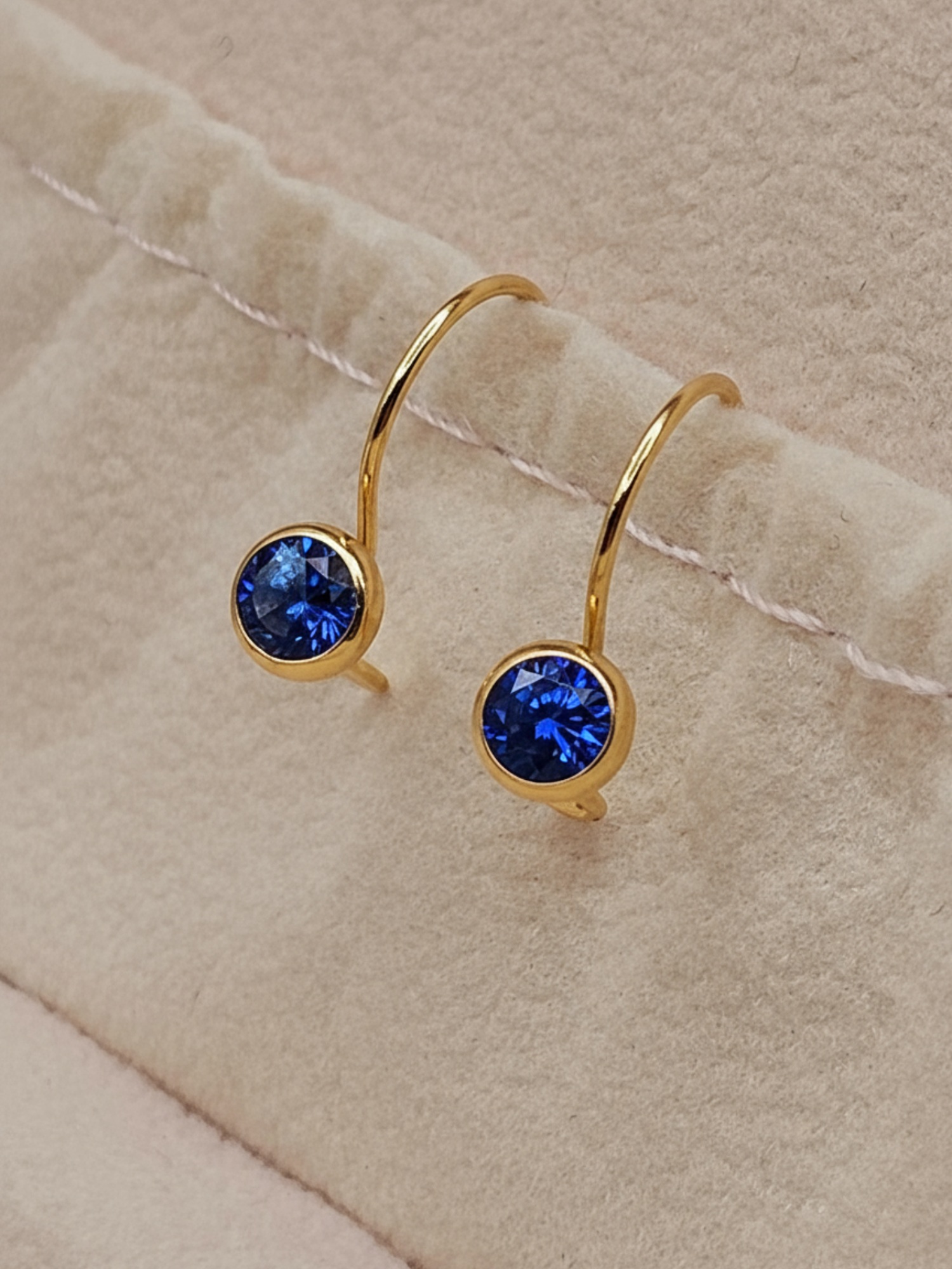 Aros punto de luz zafiro con gancho 1.6 cm 1.1 grs Oro 18k 4