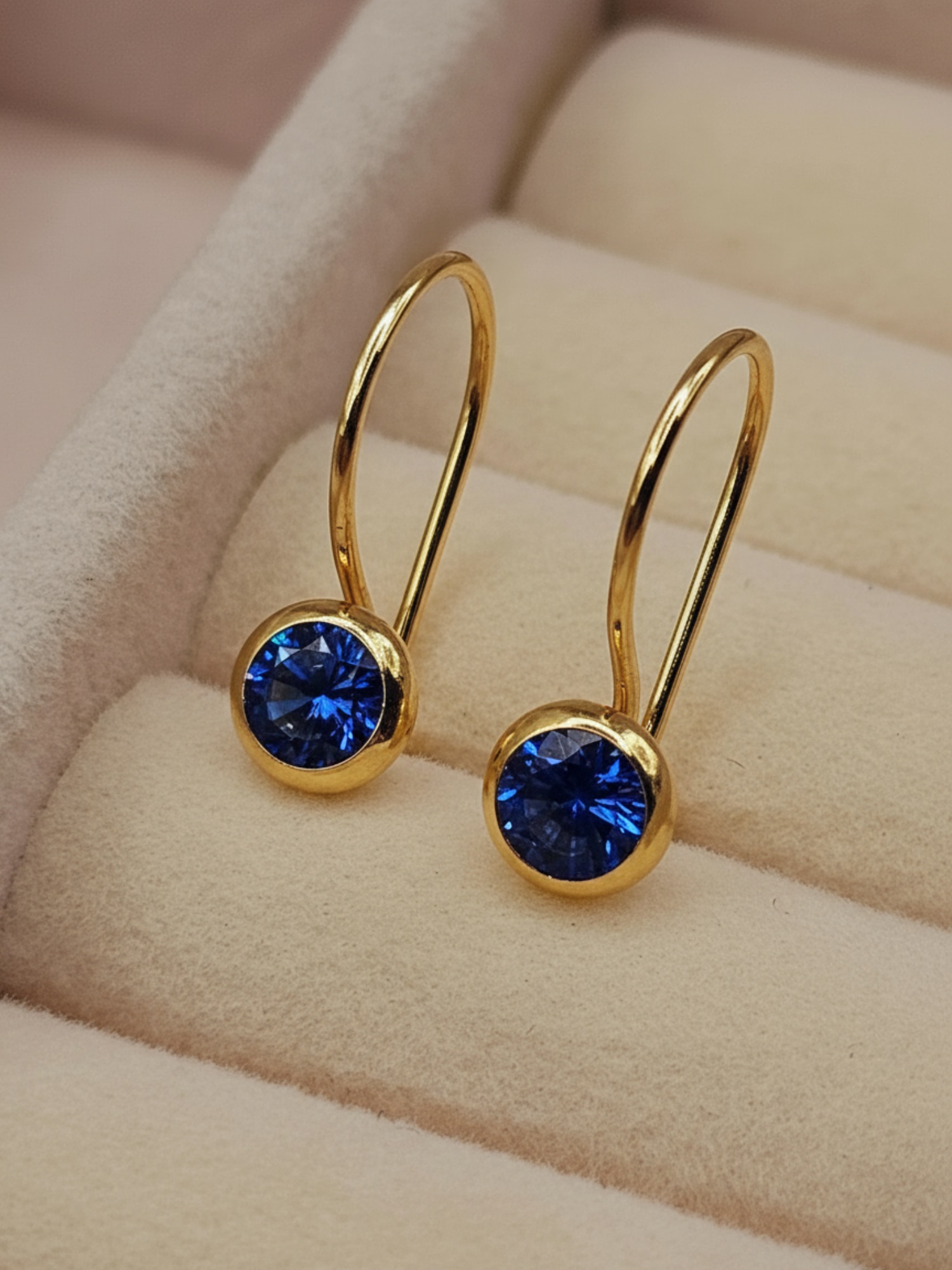 Aros punto de luz zafiro con gancho 1.6 cm 1.1 grs Oro 18k 5