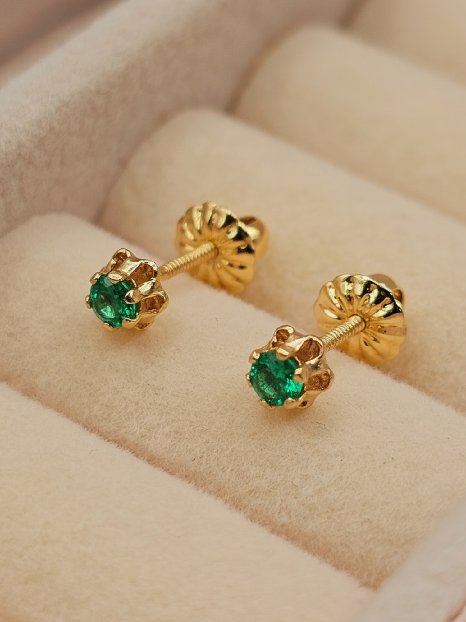 Aros chaton italiano esmeralda 4 mm 0.7 grs Oro 18k 1