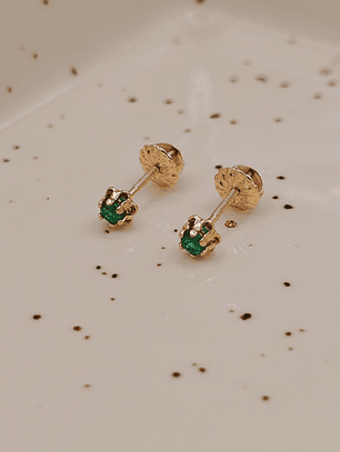 Aros chaton italiano esmeralda 4 mm 0.7 grs Oro 18k