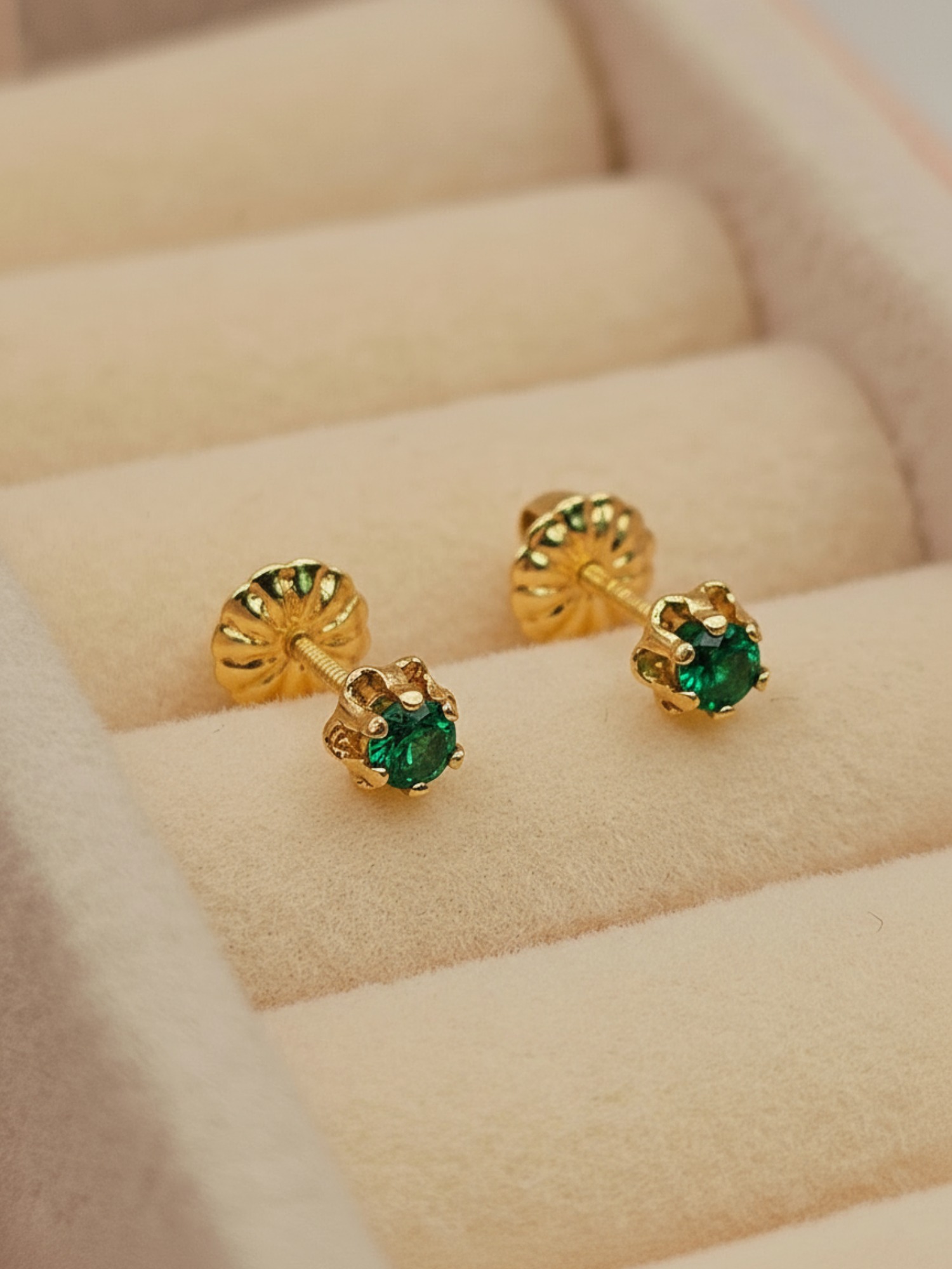 Aros chaton italiano esmeralda 4 mm 0.7 grs Oro 18k 3