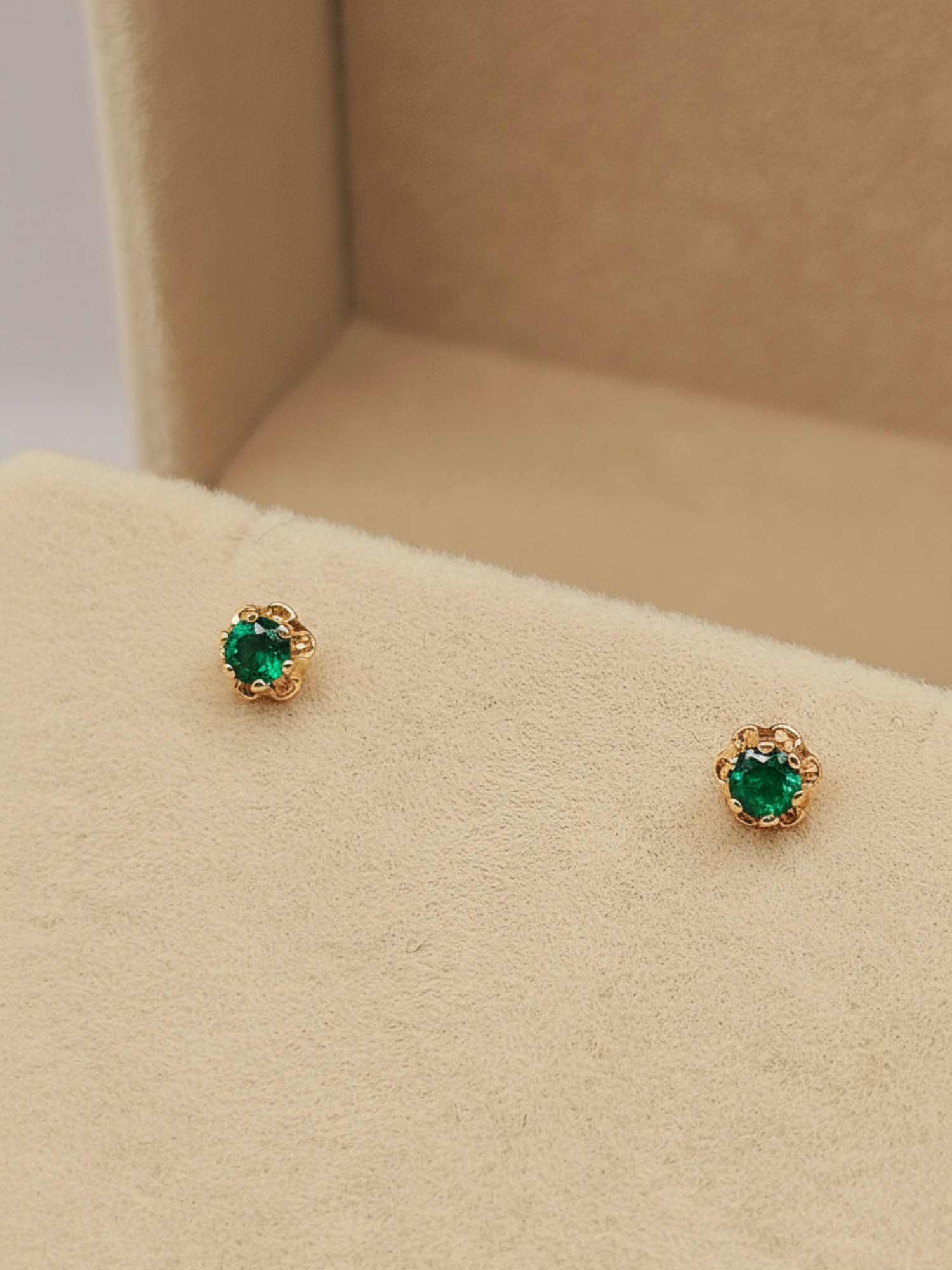 Aros chaton italiano esmeralda 4 mm 0.7 grs Oro 18k 5