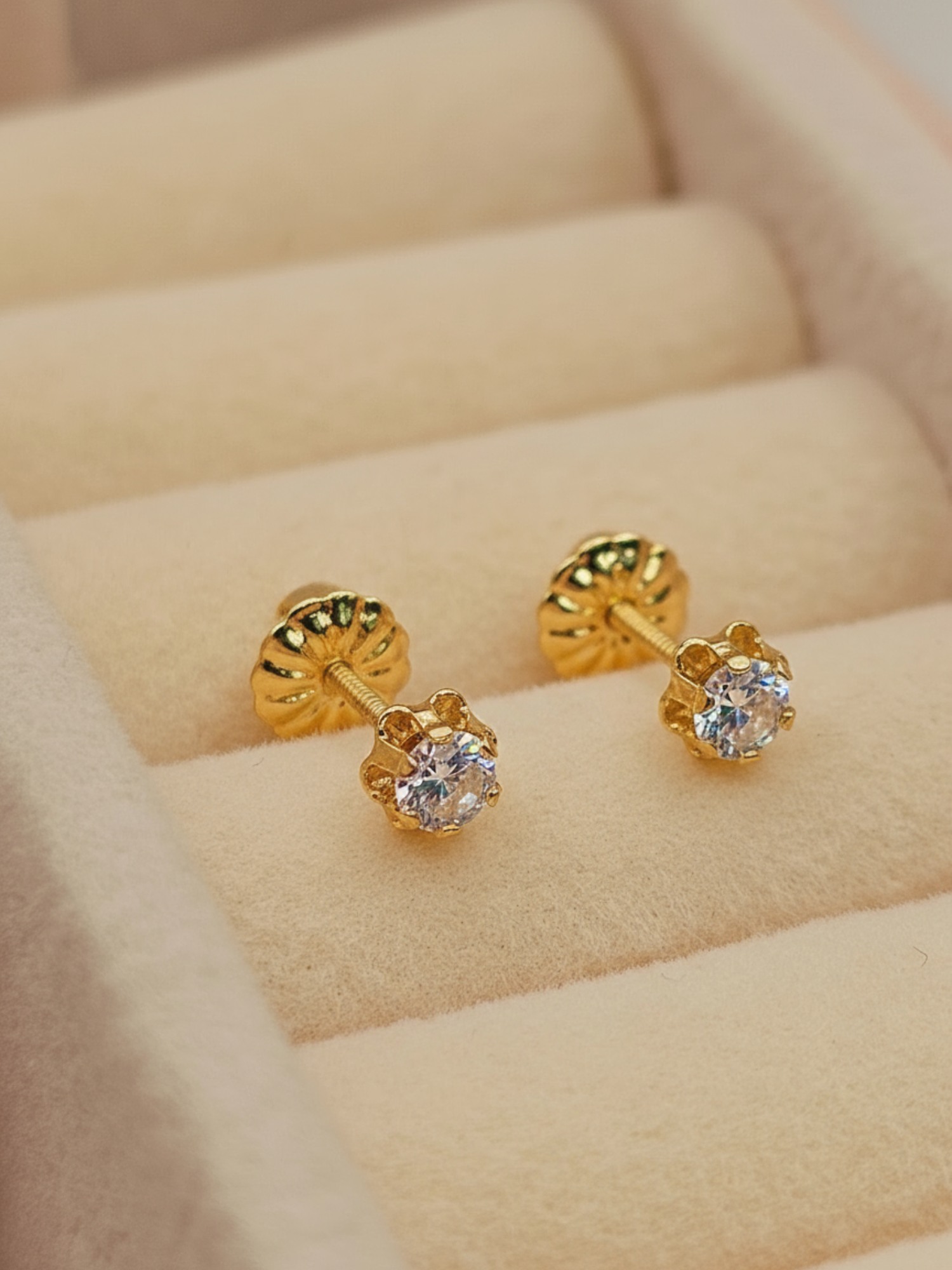 Aros chaton italiano circon 4 mm 0.7 grs Oro 18k 2