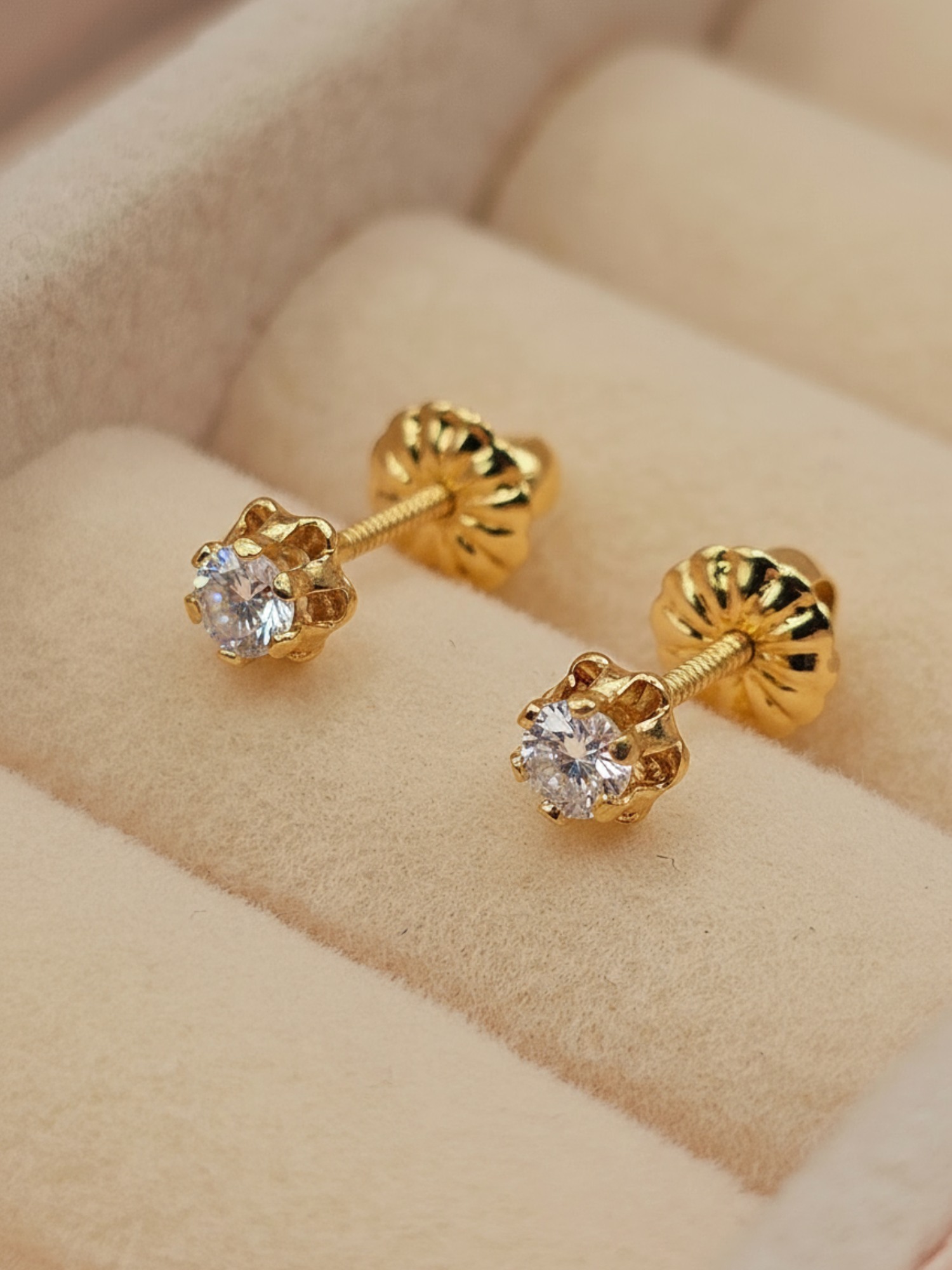 Aros chaton italiano circon 4 mm 0.7 grs Oro 18k 1