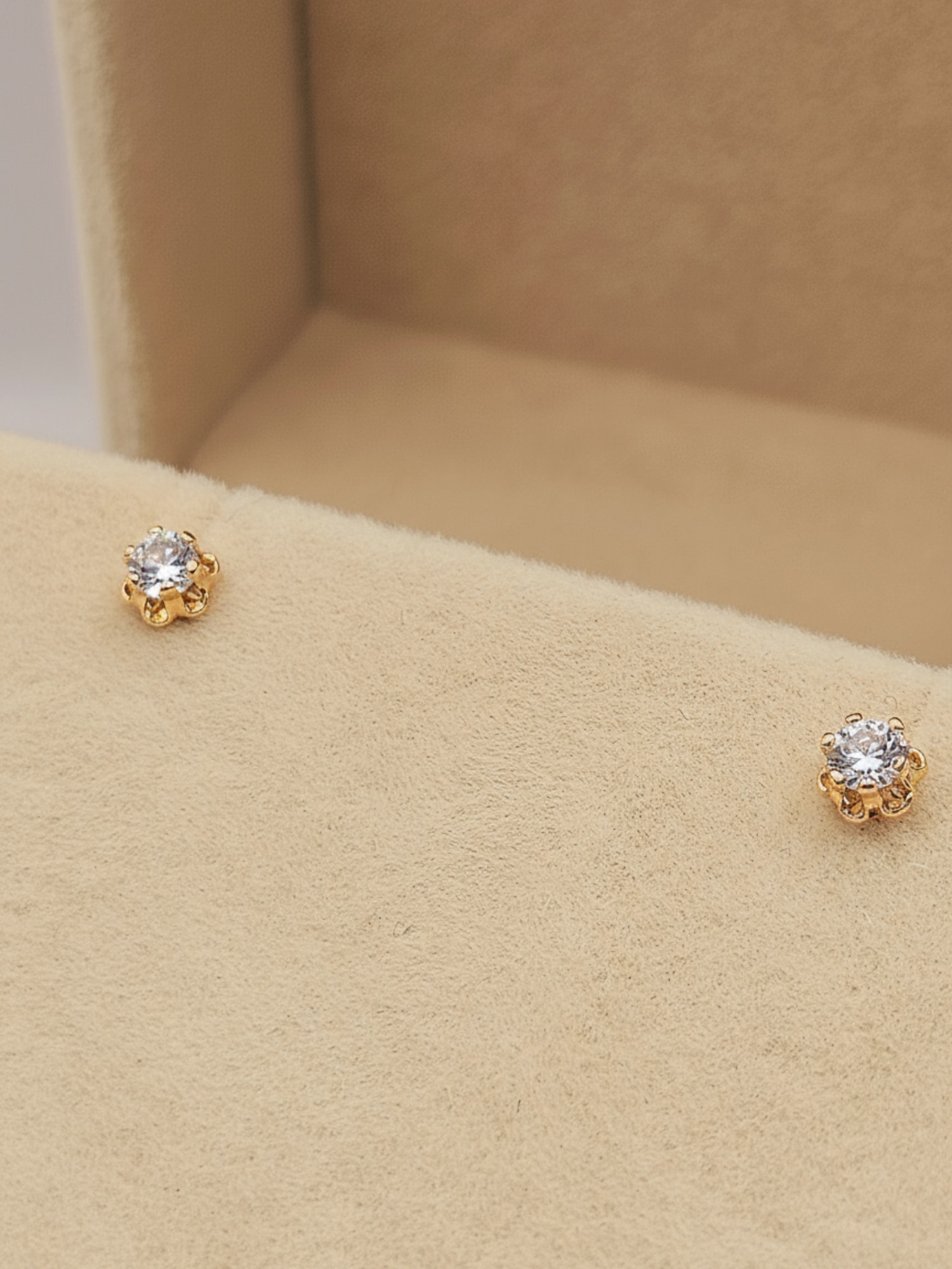 Aros chaton italiano circon 4 mm 0.7 grs Oro 18k 5