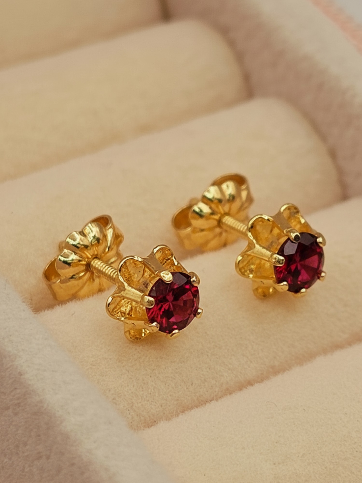 Aros chaton italiano rubi 7 mm 1.3 grs Oro 18k 1