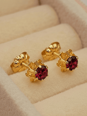 Aros chaton italiano rubi 7 mm 1.3 grs Oro 18k