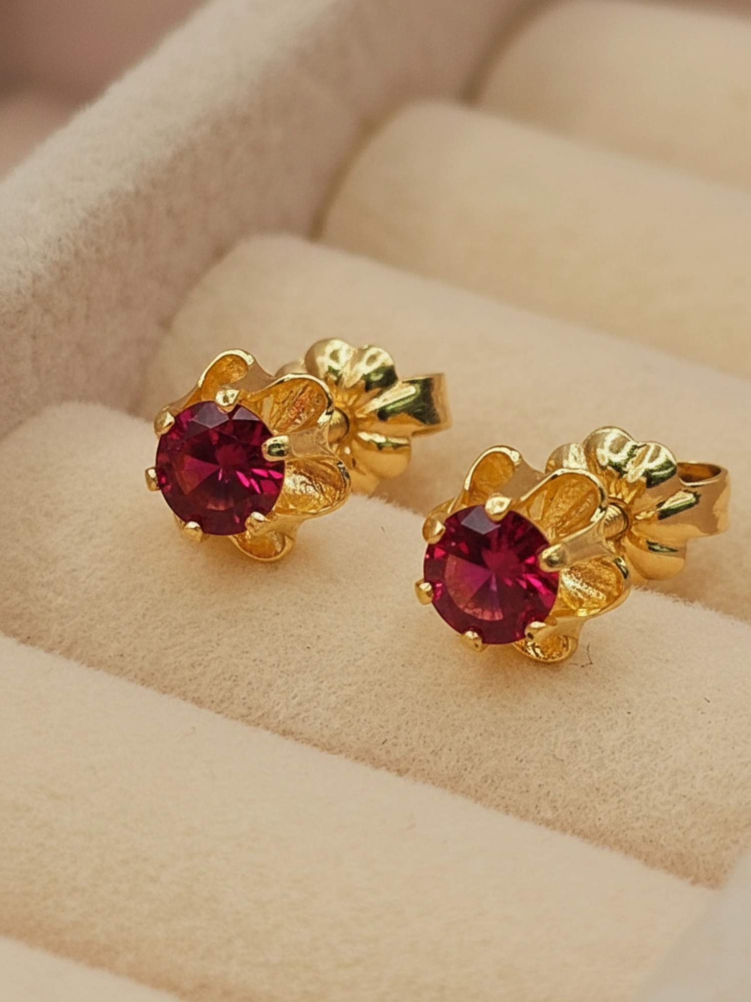 Aros chaton italiano rubi 7 mm 1.3 grs Oro 18k 2