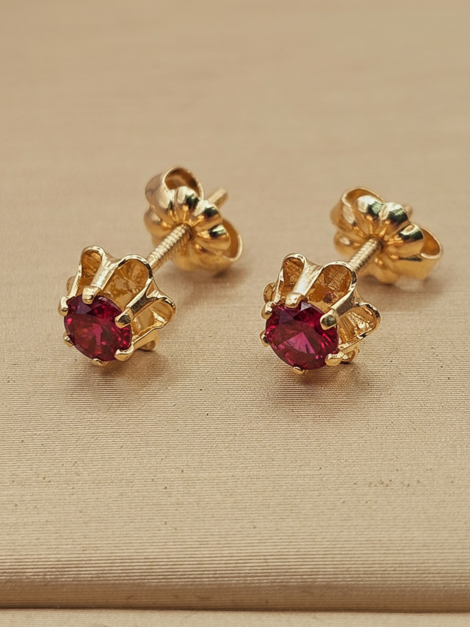 Aros chaton italiano rubi 7 mm 1.3 grs Oro 18k 4