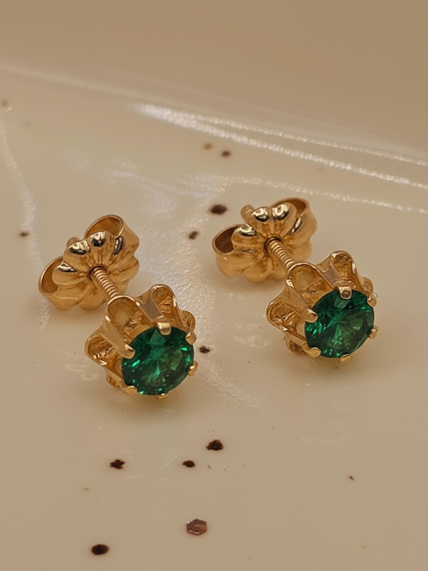 Aros chaton italiano esmeralda 7 mm 1.3 grs Oro 18k 3