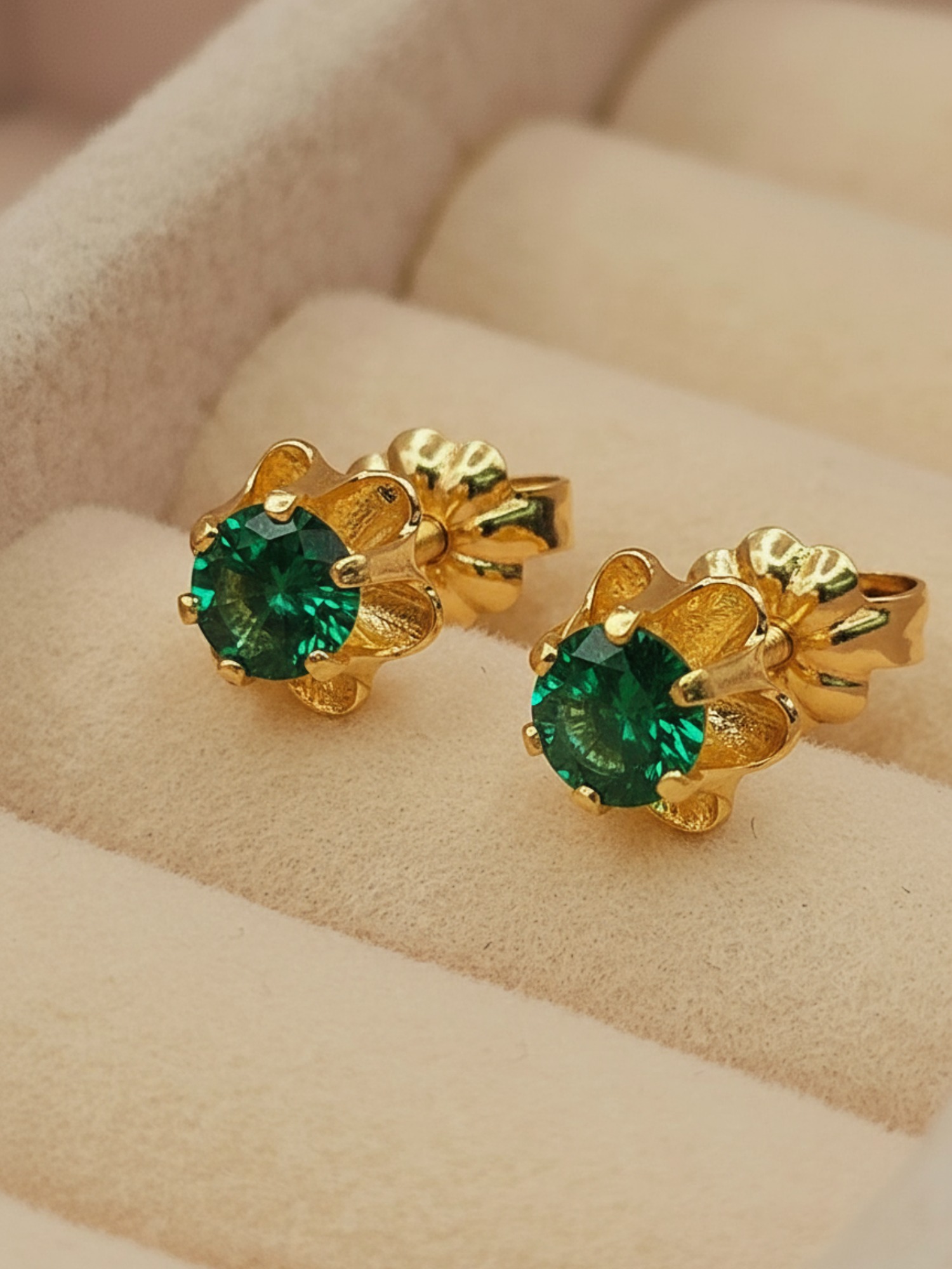 Aros chaton italiano esmeralda 7 mm 1.3 grs Oro 18k 2