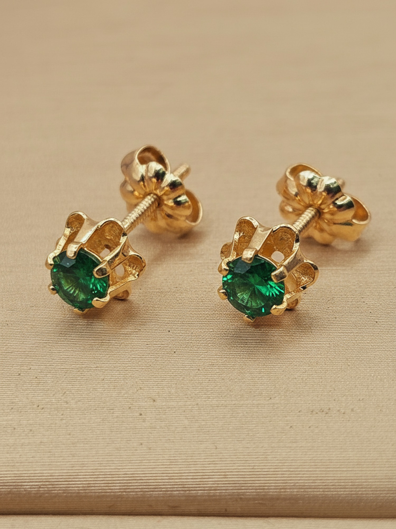 Aros chaton italiano esmeralda 7 mm 1.3 grs Oro 18k 4