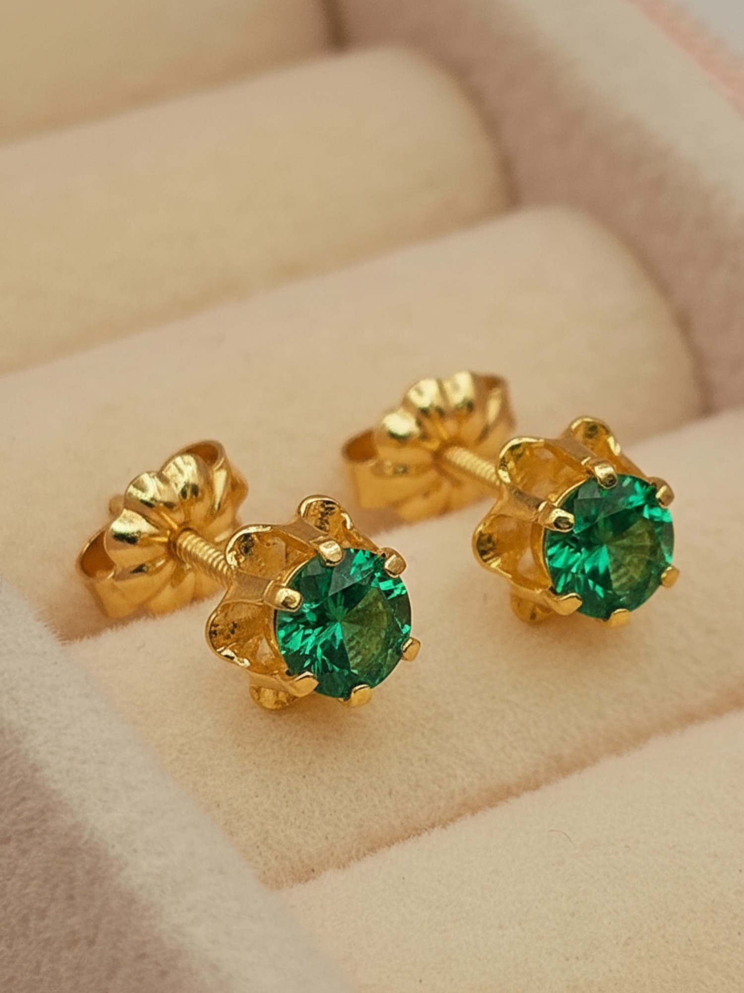 Aros chaton italiano esmeralda 7 mm 1.3 grs Oro 18k 1