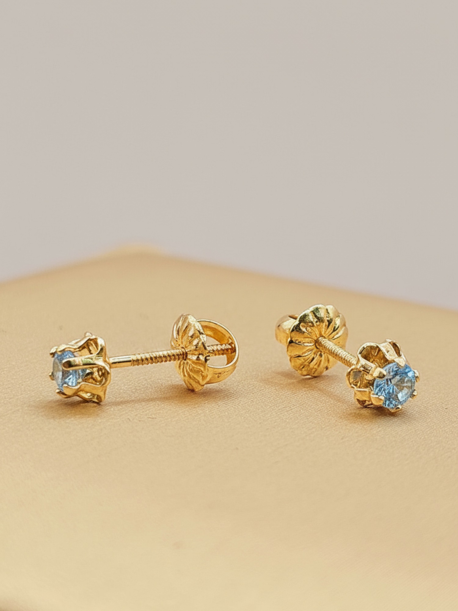 Aros chaton italiano aguamarina 5 mm 0.9 grs Oro 18k 1