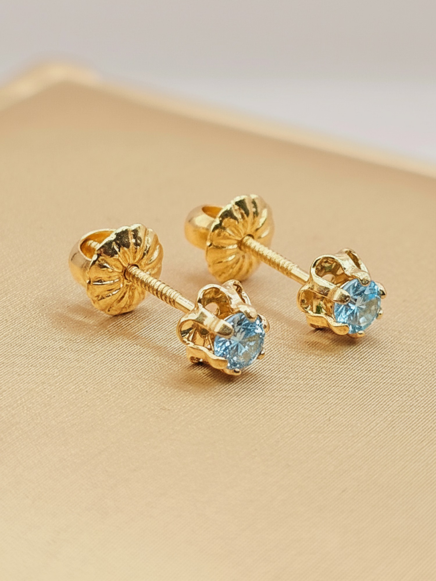 Aros chaton italiano aguamarina 5 mm 0.9 grs Oro 18k 4