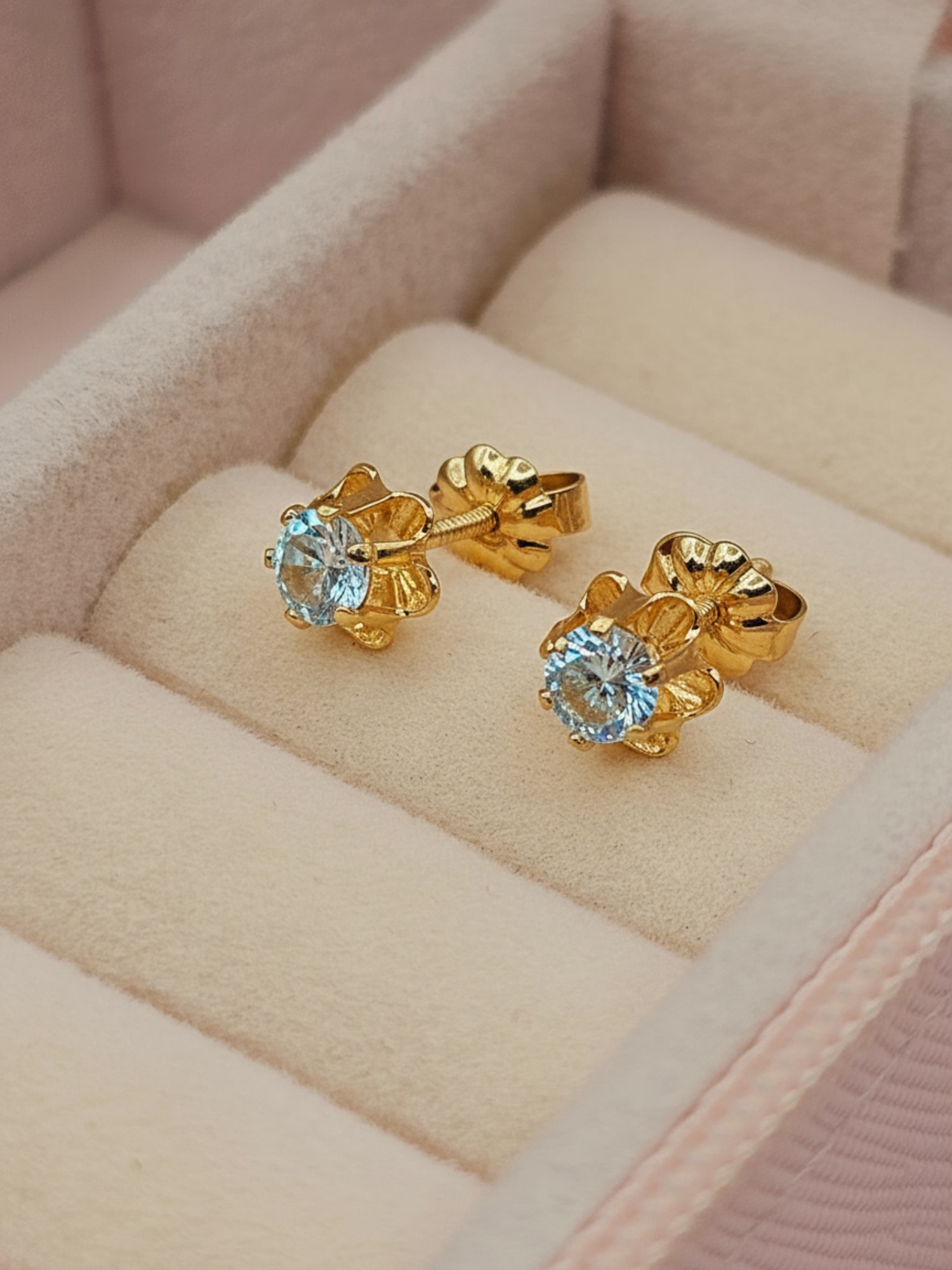 Aros chaton italiano aguamarina 7 mm 1.3 grs Oro 18k 1